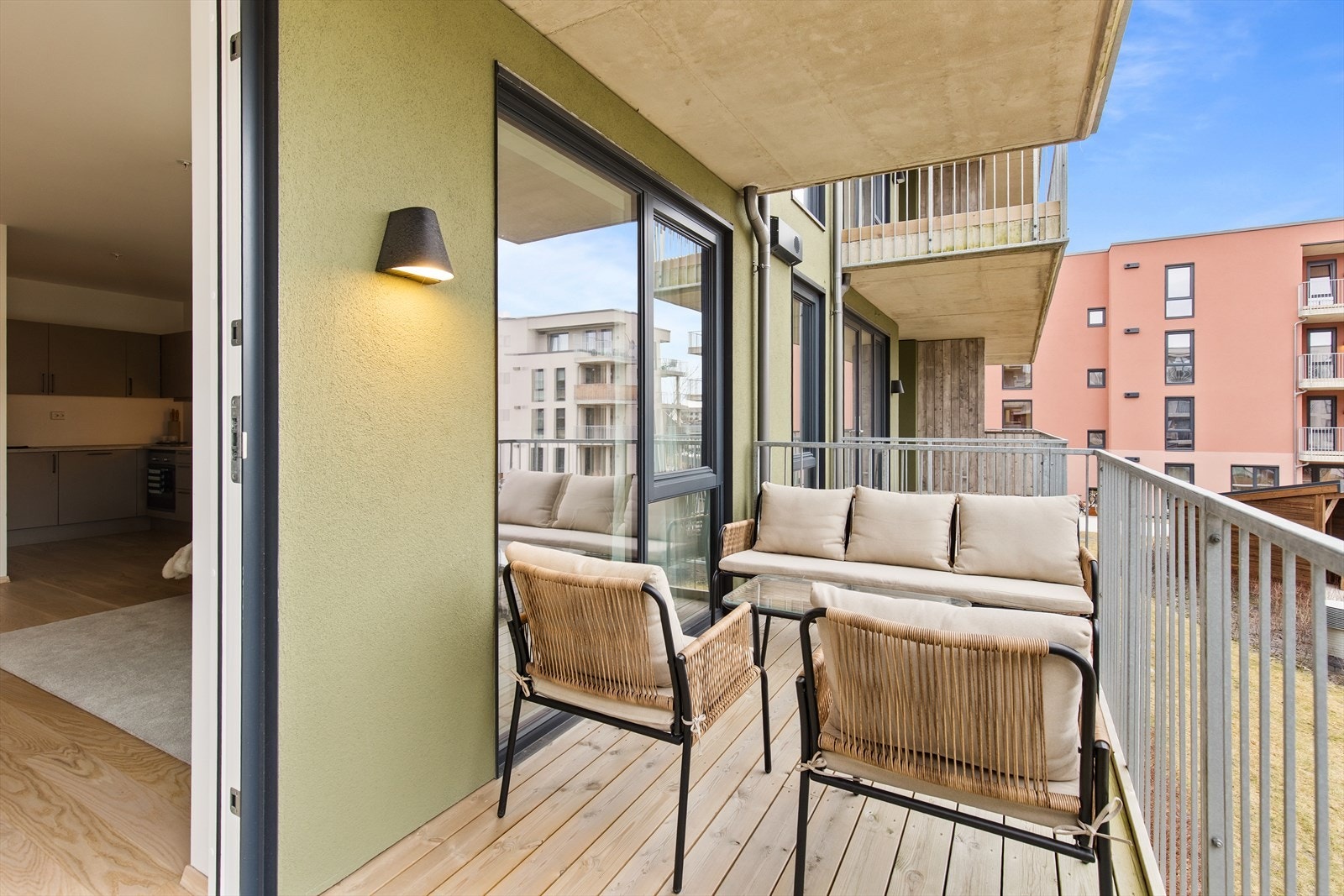 Balkongen er på 7 kvm. Her har man god plass til sittegruppe Galleribilde