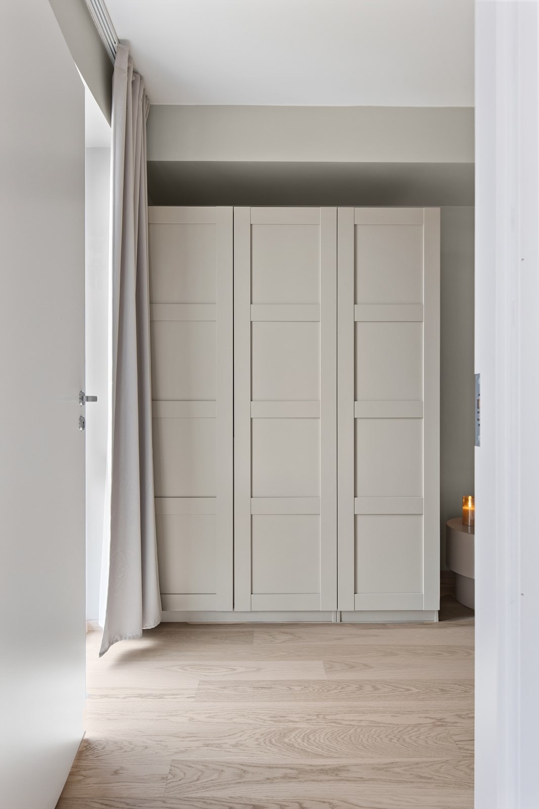 Romslig garderobeskap som medfølger Galleribilde