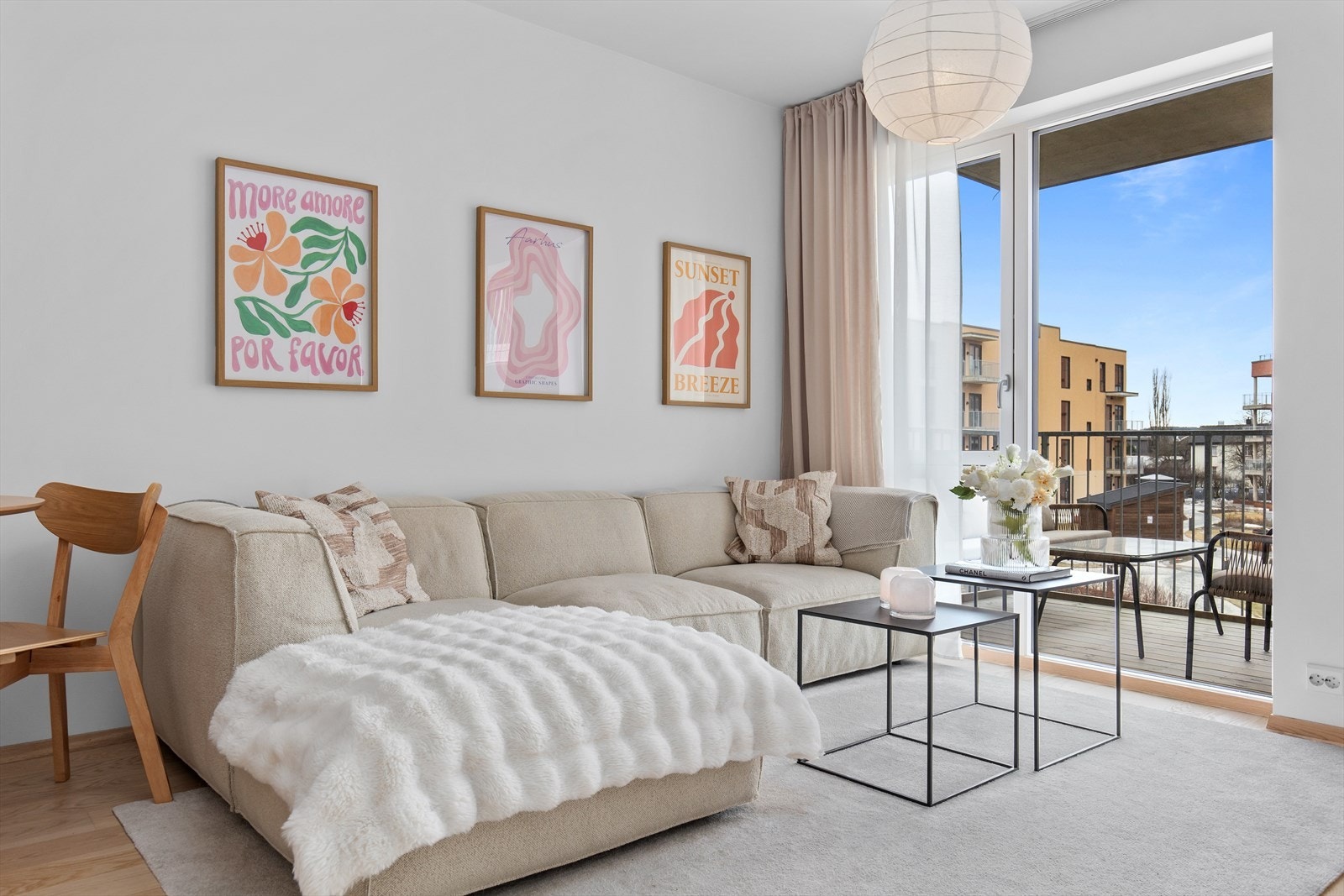 Leiligheten er lys og delikat, og har utgang til takoverbygd balkong Galleribilde