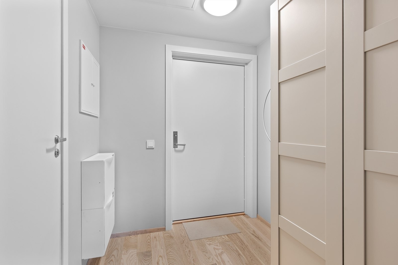 Man ønskes velkommen inn i entreen, hvor du har garderobeskap for lagring. I kjeller har du en sportsbod som medfølger Galleribilde