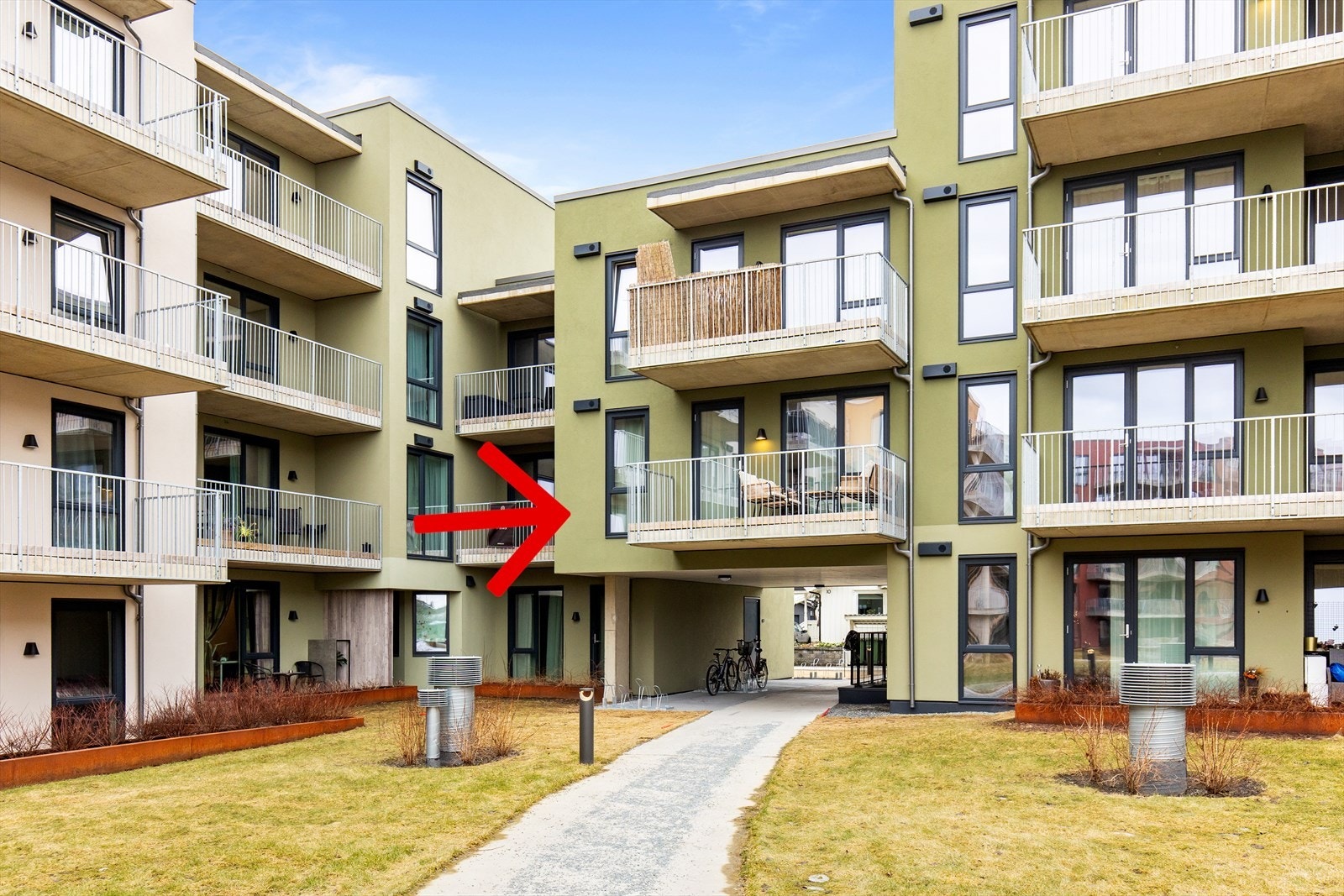 Leiligheten ligger i 2. etasje, og har balkong vendt inn mot fellesareal som er flott opparbeidet med gress, lekeplass, interne gangveier og diverse beplantning Galleribilde