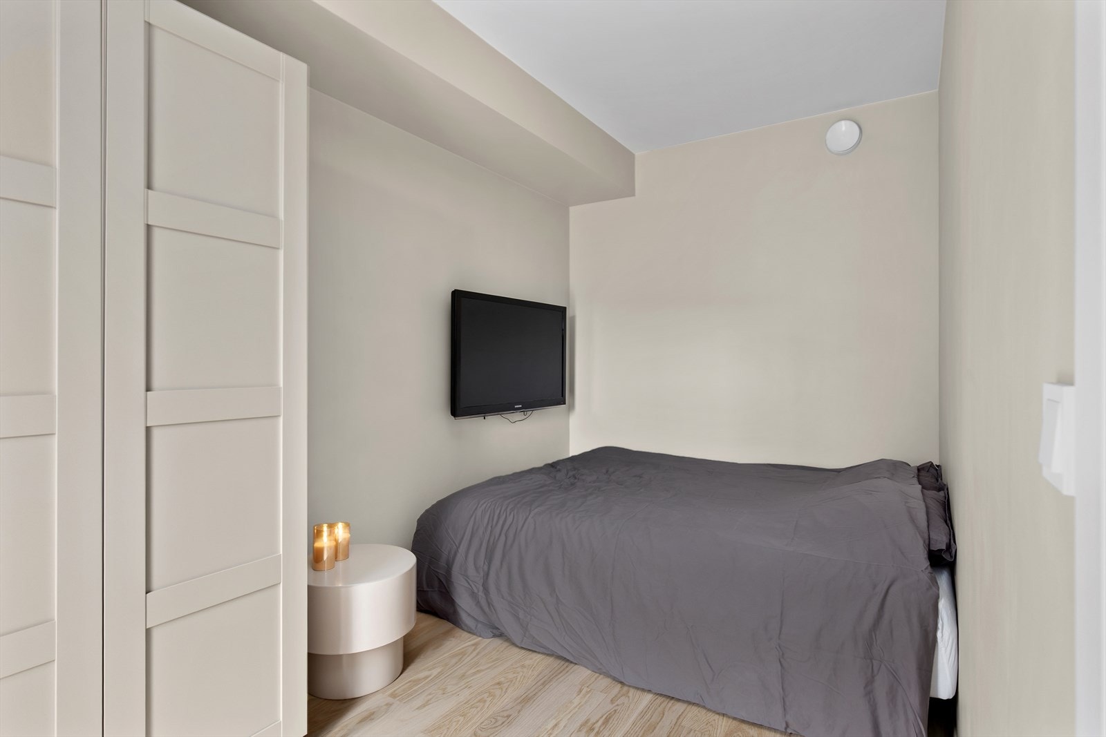 Stort og lyst soverom Galleribilde