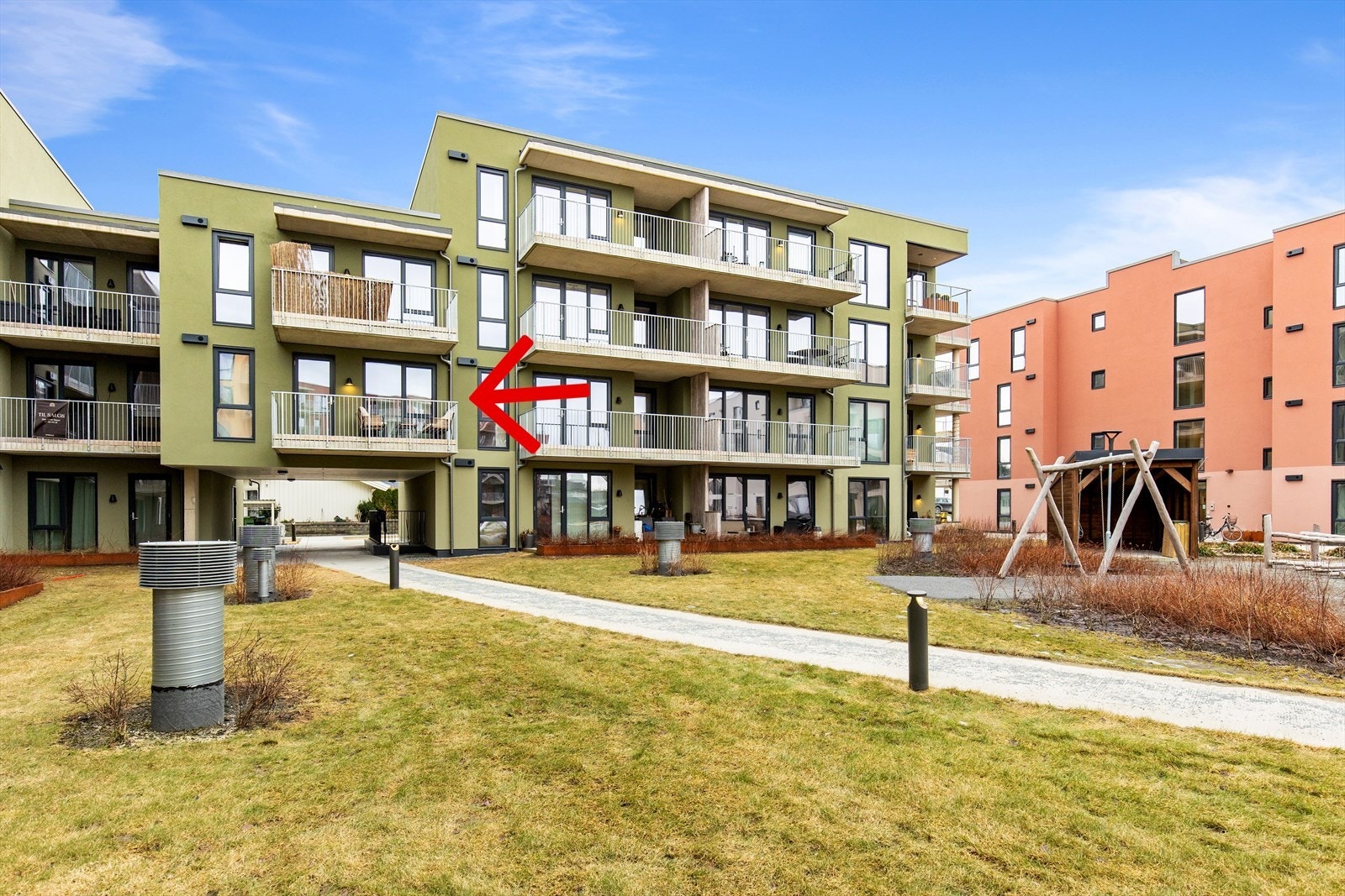 Inngang til bygget på bakkeplan, hvor du har både heis og trapp opp til leiligheten. Galleribilde