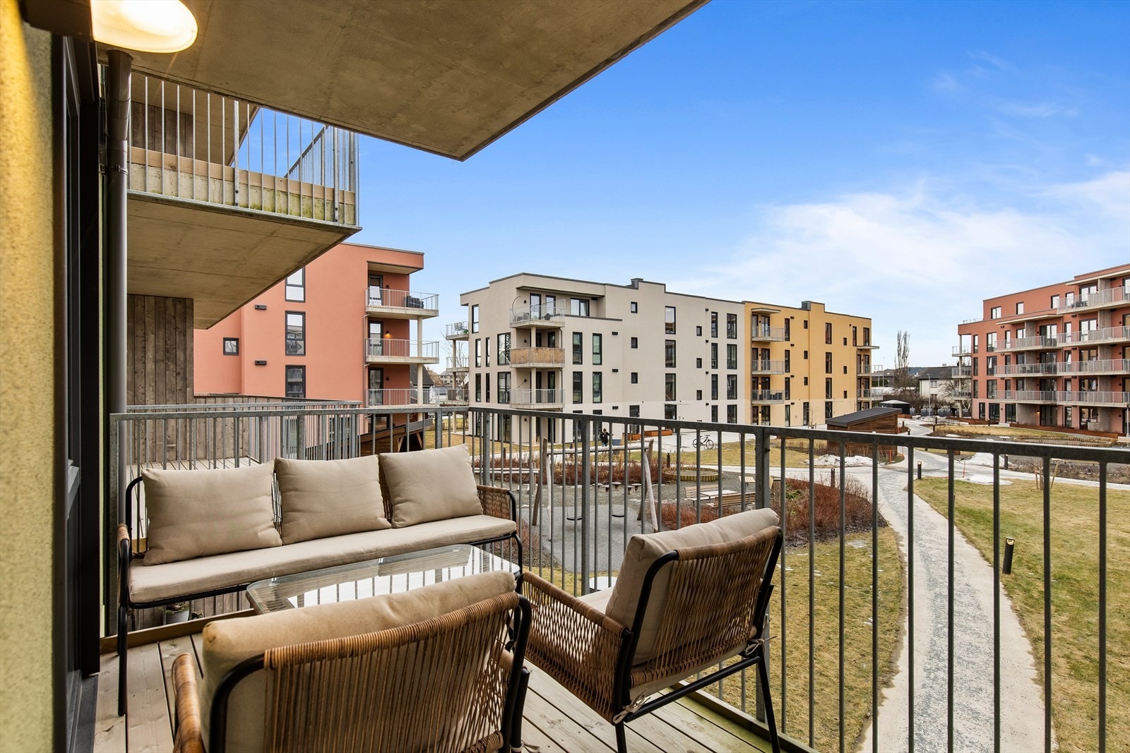 Takoverbygd balkong vendt ut mot fellesområde Galleribilde