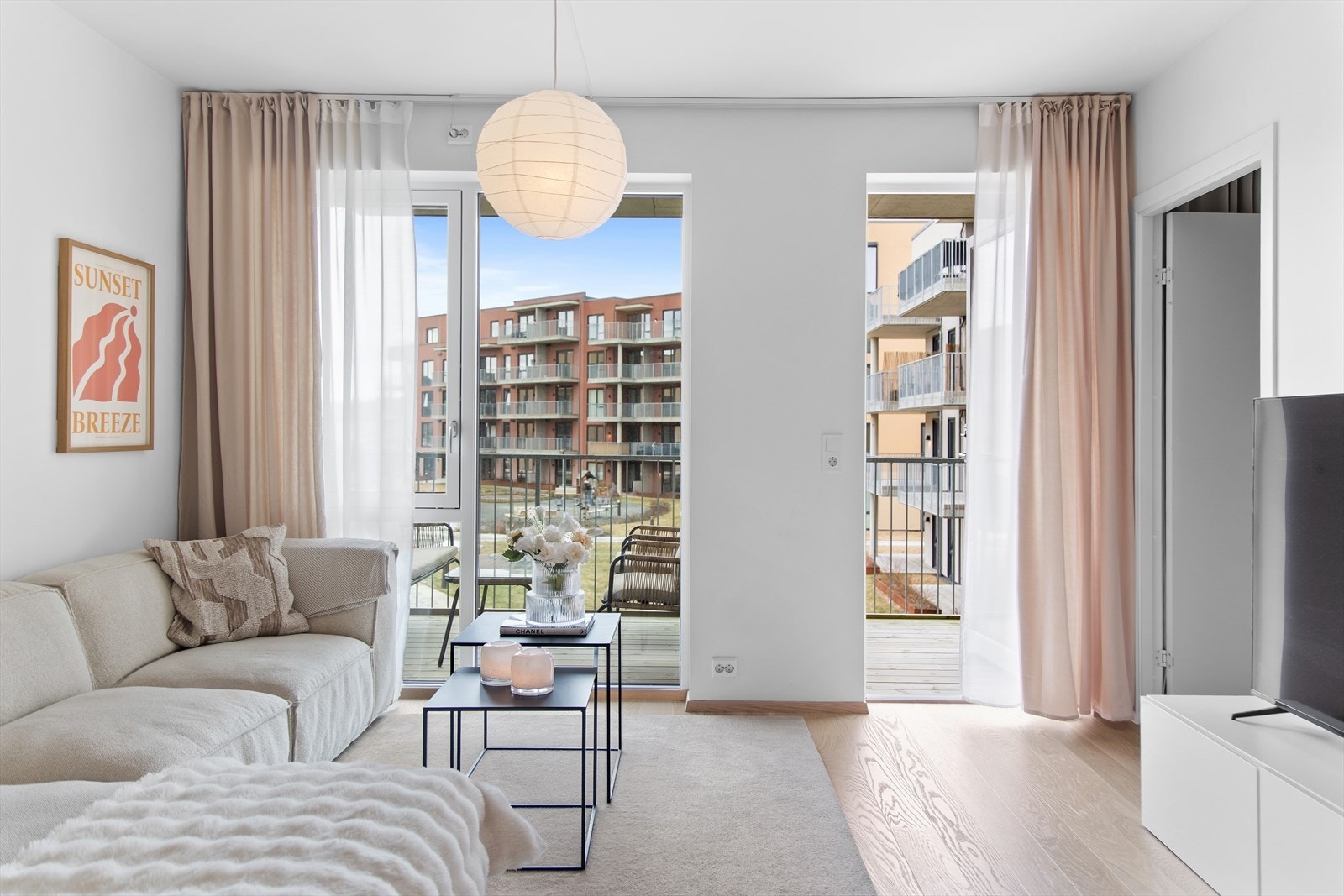 Leilighetens gode takhøyde og store vindu gjør at den føles ekstra romslig Galleribilde