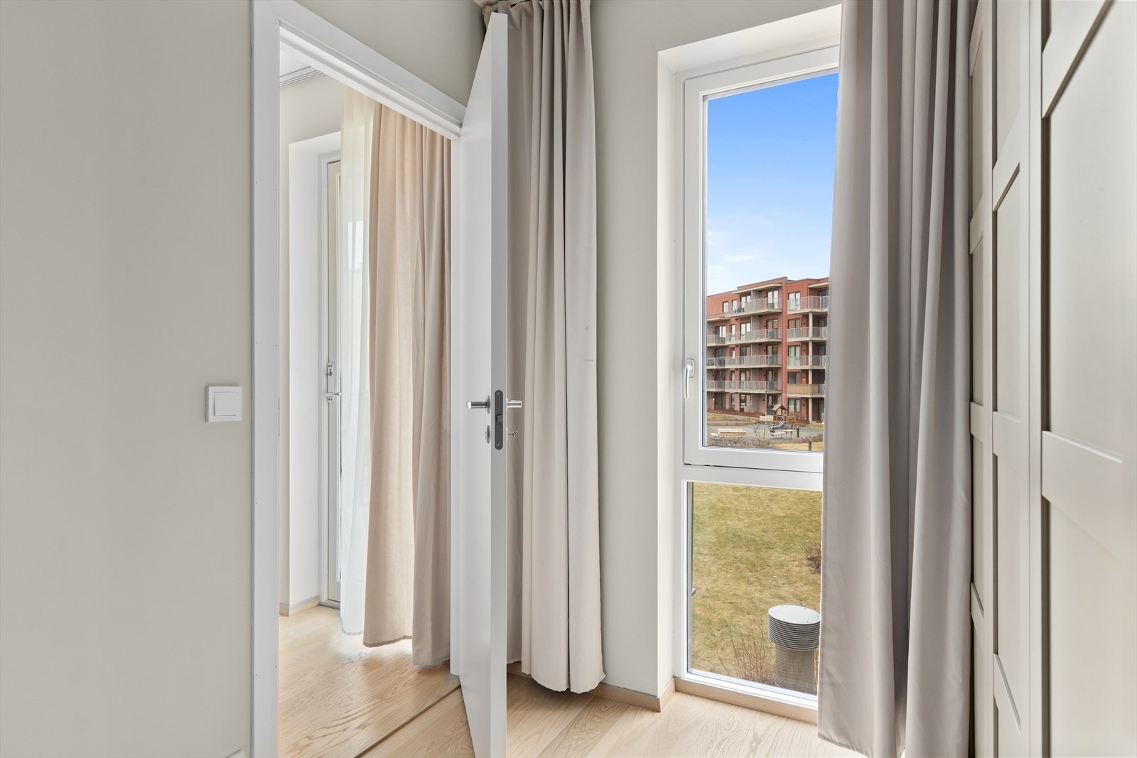 Soverommet vender ut mot fellesareal, og det store vinduet gir rommet godt med naturlig lys Galleribilde