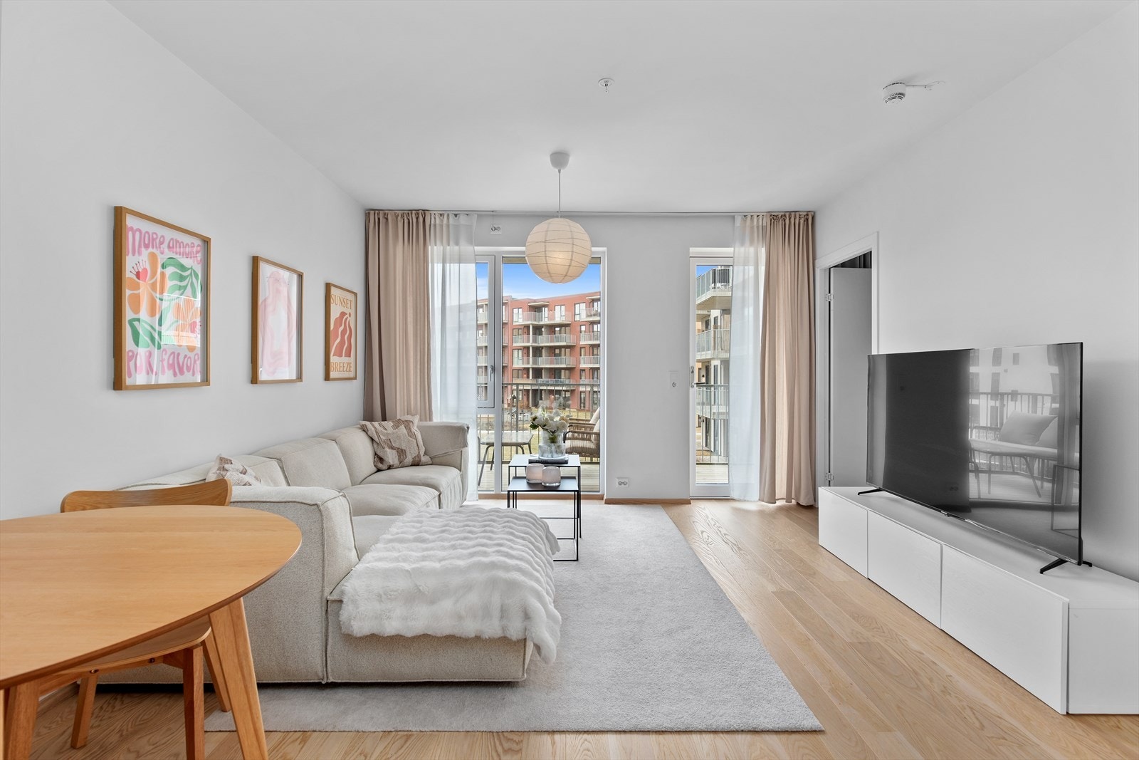 Flott parkett på gulv som er gjennomgående på alle gulv (ikke bad), og god takhøyde i stuen Galleribilde