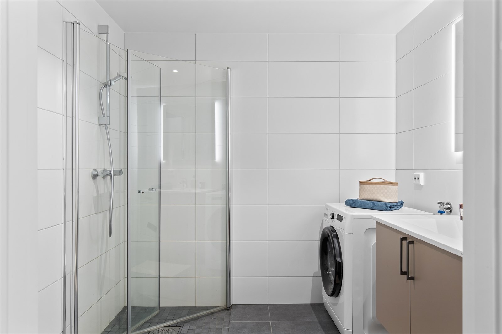 Lyst og flislagt bad med gulvvarme og opplegg for vaskemaskin. Galleribilde