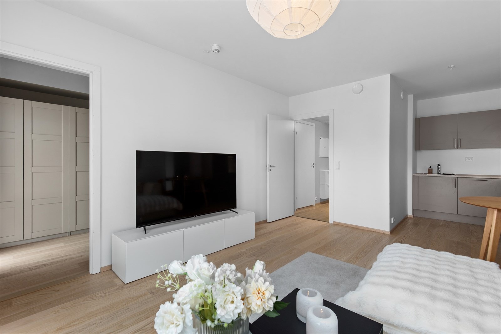 Åpen stue- og kjøkkenløsning skaper en lun og sosial atmosfære Galleribilde