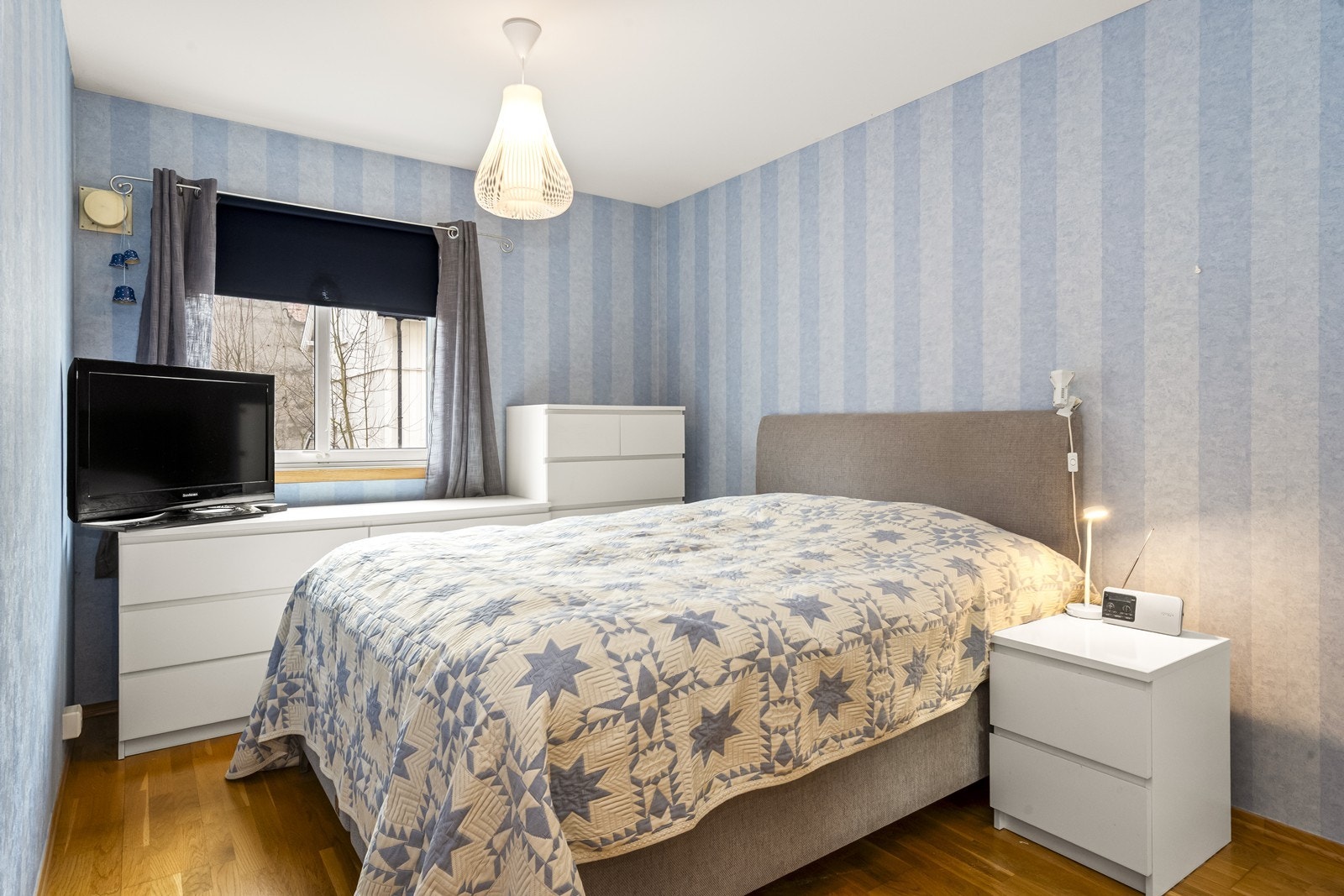 Soverommet har malte trevinduer med 2-lags isolerglass. Galleribilde