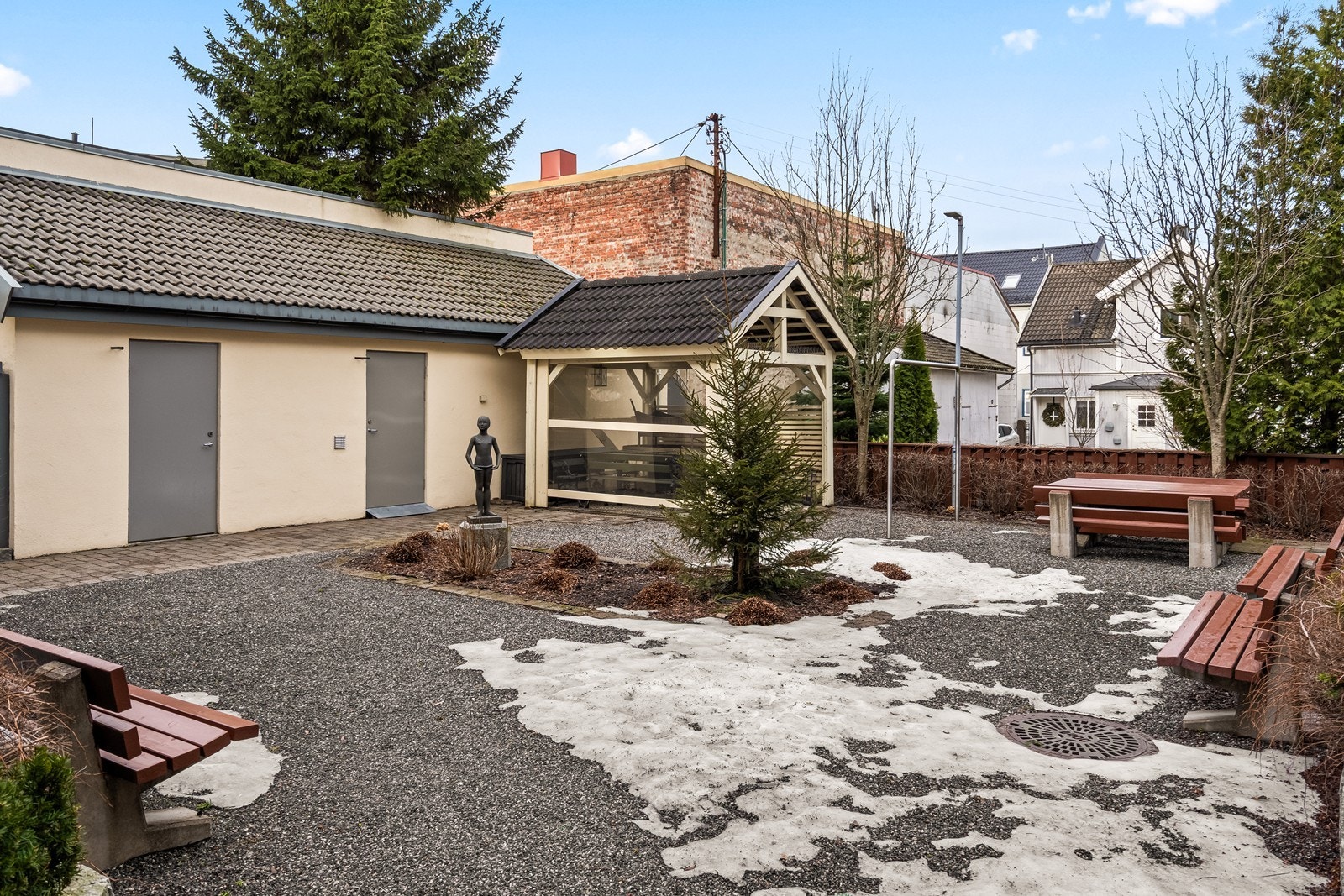 Sameiet har et pent opparbeidet felles gårdsrom med sittegrupper. Galleribilde