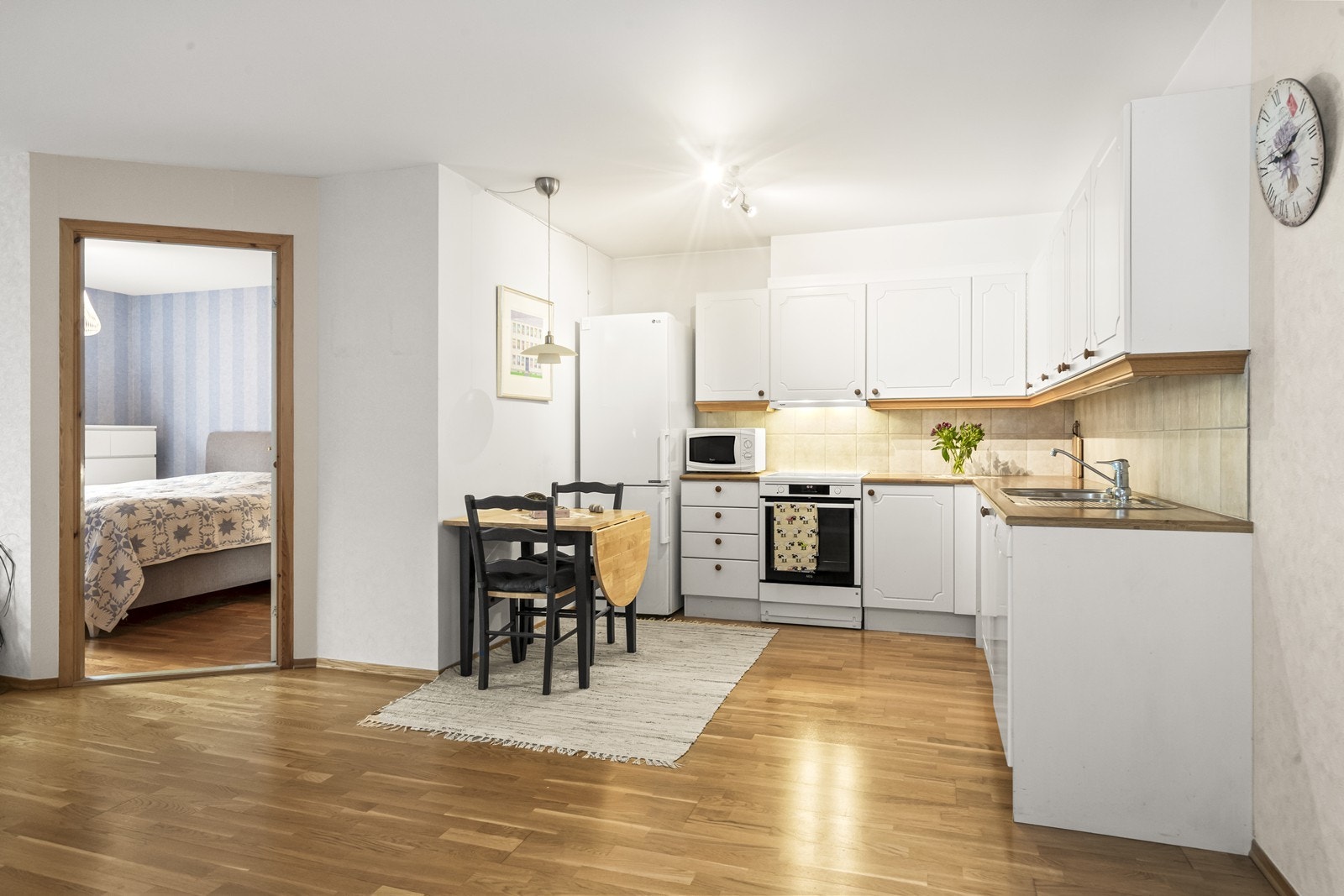 Den åpne løsningen gir en fin flyt mellom kjøkken, spiseplass og stue. Galleribilde