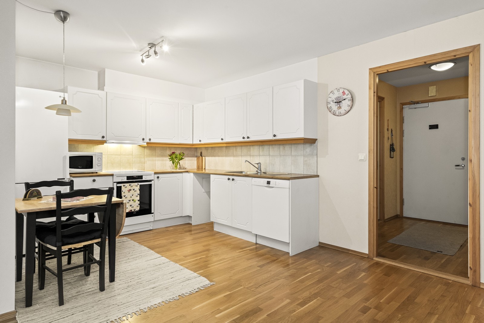 Leiligheten har en sosial og åpen løsning mellom stue og kjøkken, med gjennomgående laminatgulv. Galleribilde