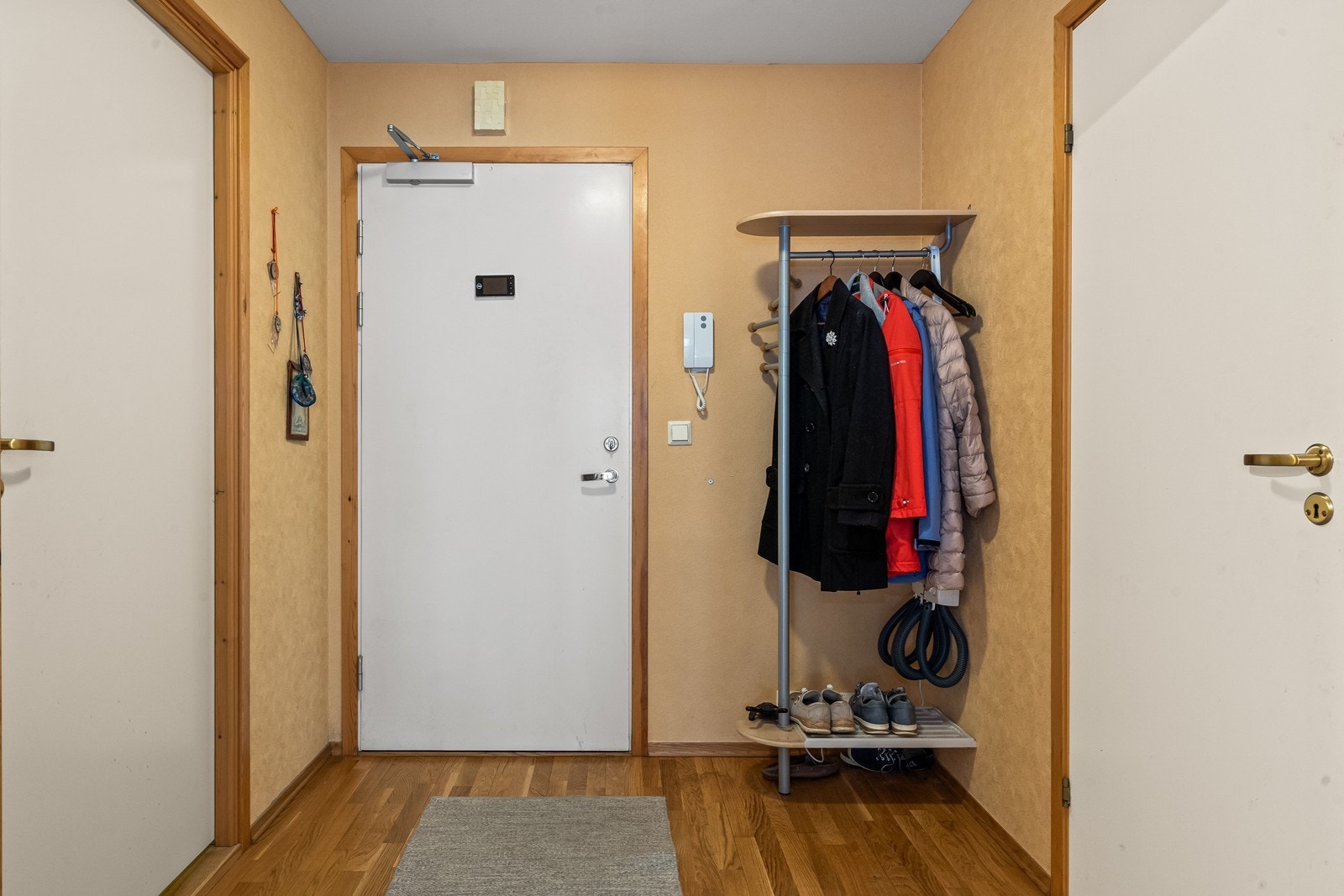 Gangen har adkomst fra bakkeplan og er utstyrt med porttelefon for enkel adgangskontroll. Galleribilde