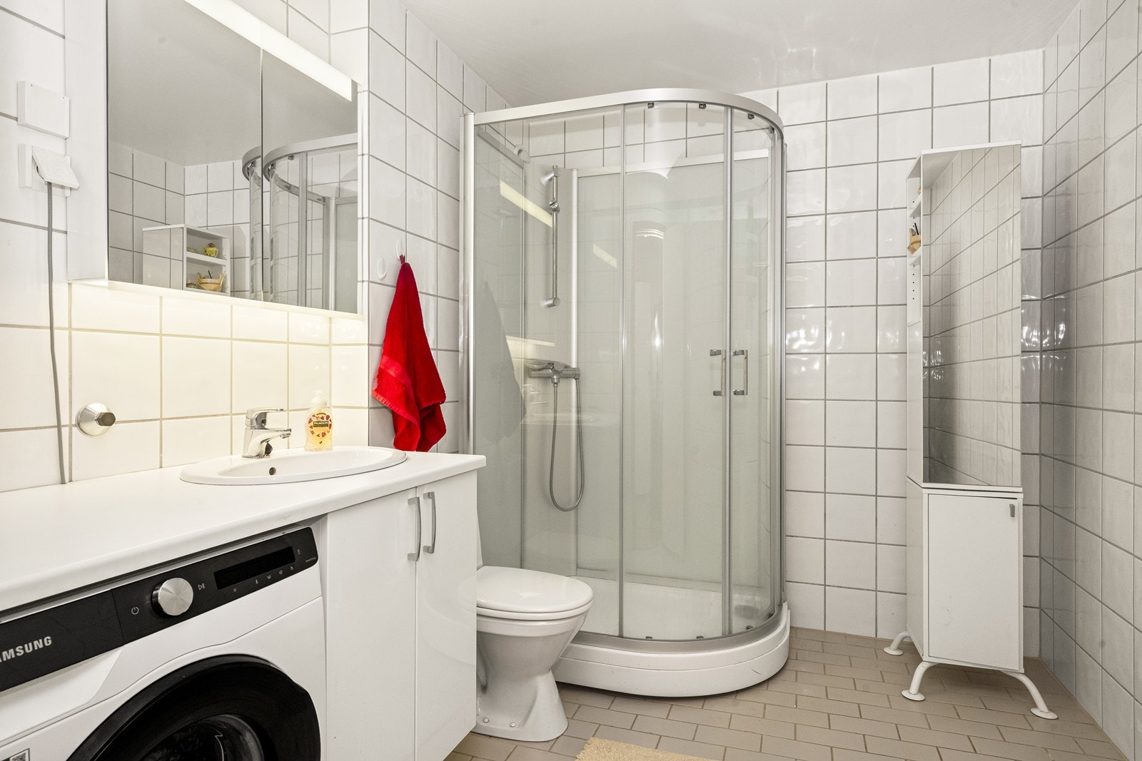 Badet er flislagt og har elektrisk gulvvarme for økt komfort. Galleribilde