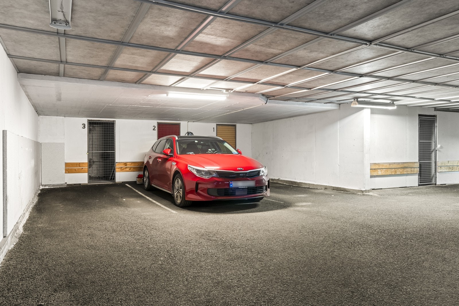 Til leiligheten medfølger bruksrett til egen biloppstillingsplass og en bod på 4 m² i garasjekjelleren. Galleribilde