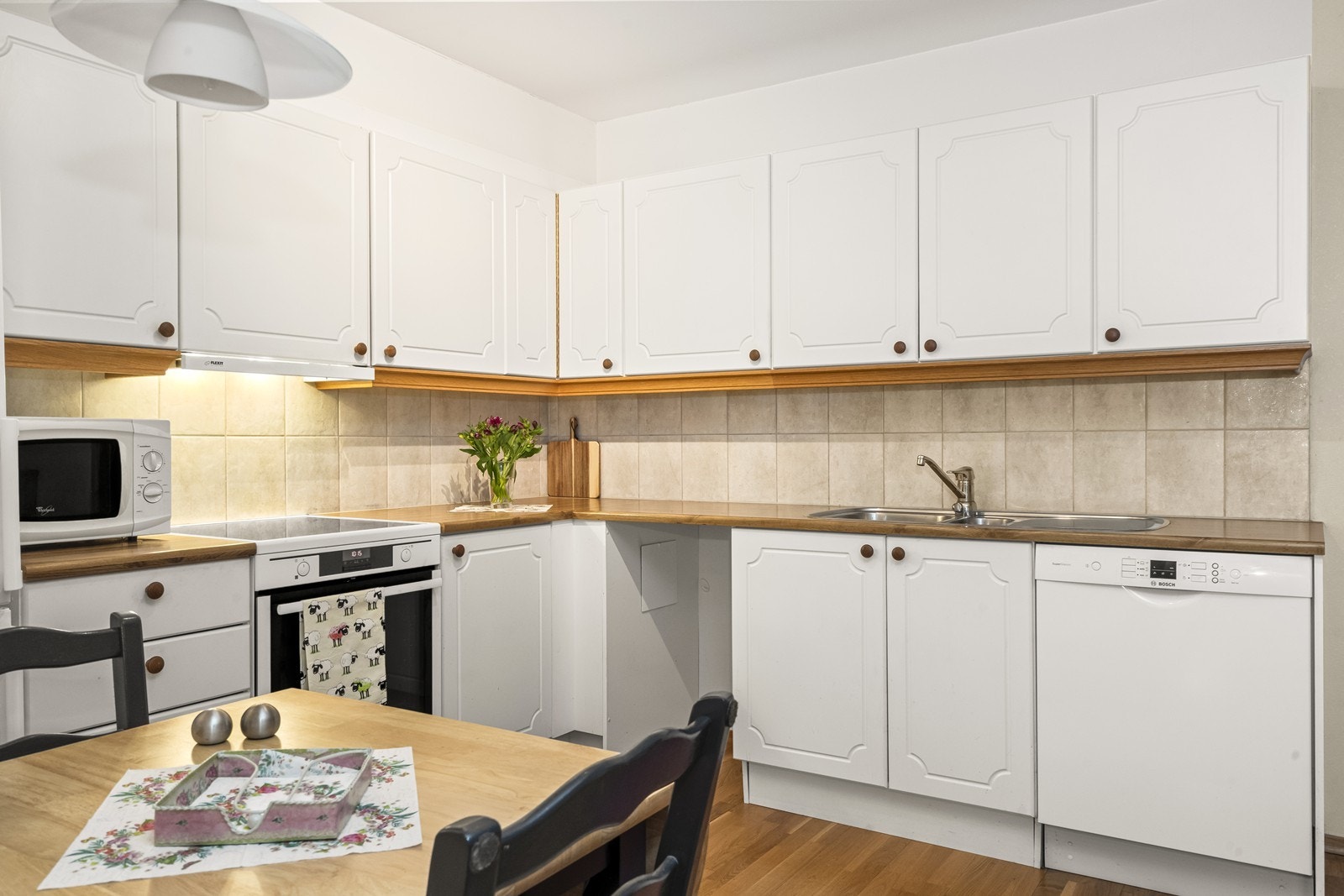 Kjøkkenet er praktisk innredet med malte profilerte fronter og slitesterke laminerte benkeplater. Galleribilde