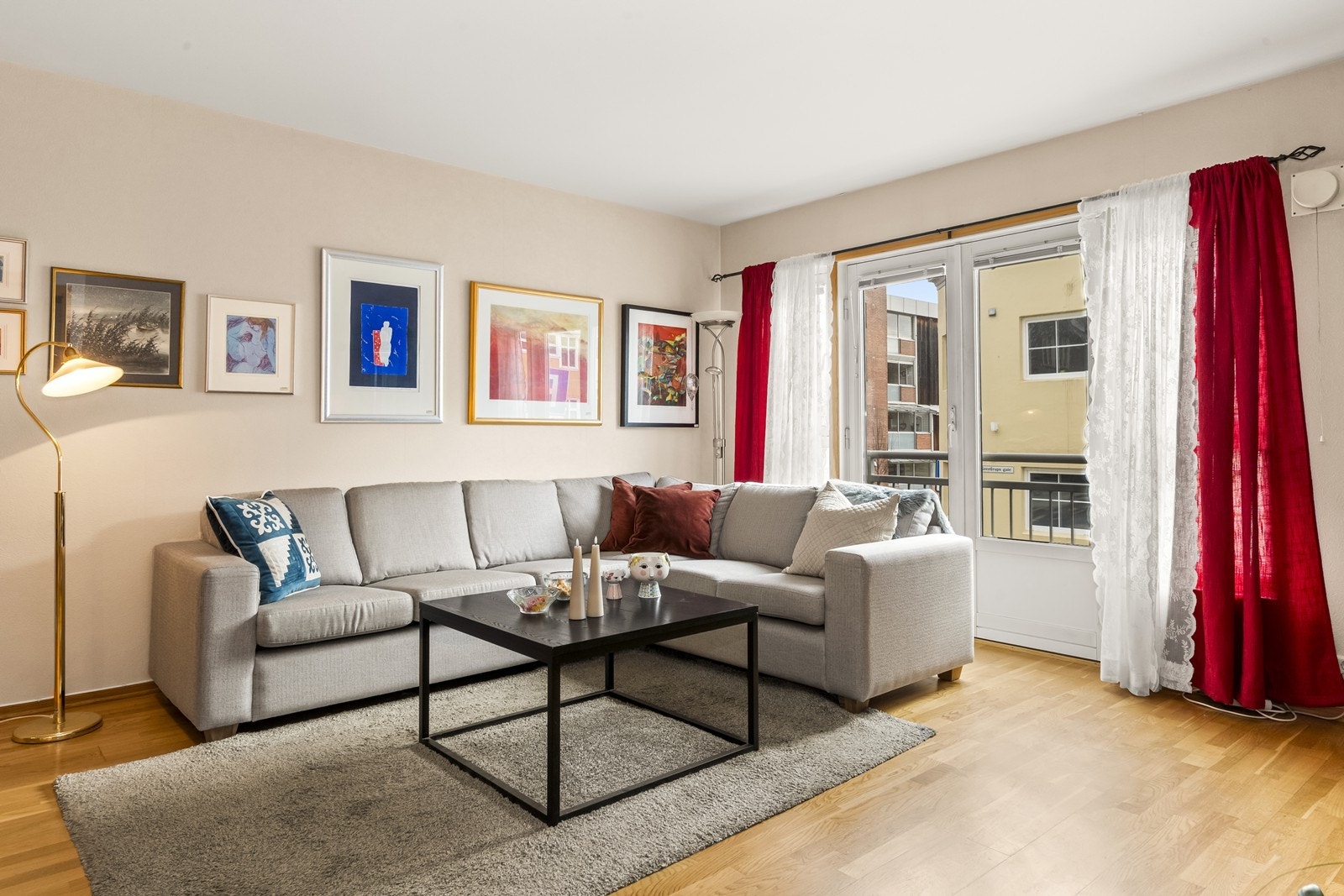 Rommet er enkelt å møblere og varmes opp med panelovner. Galleribilde