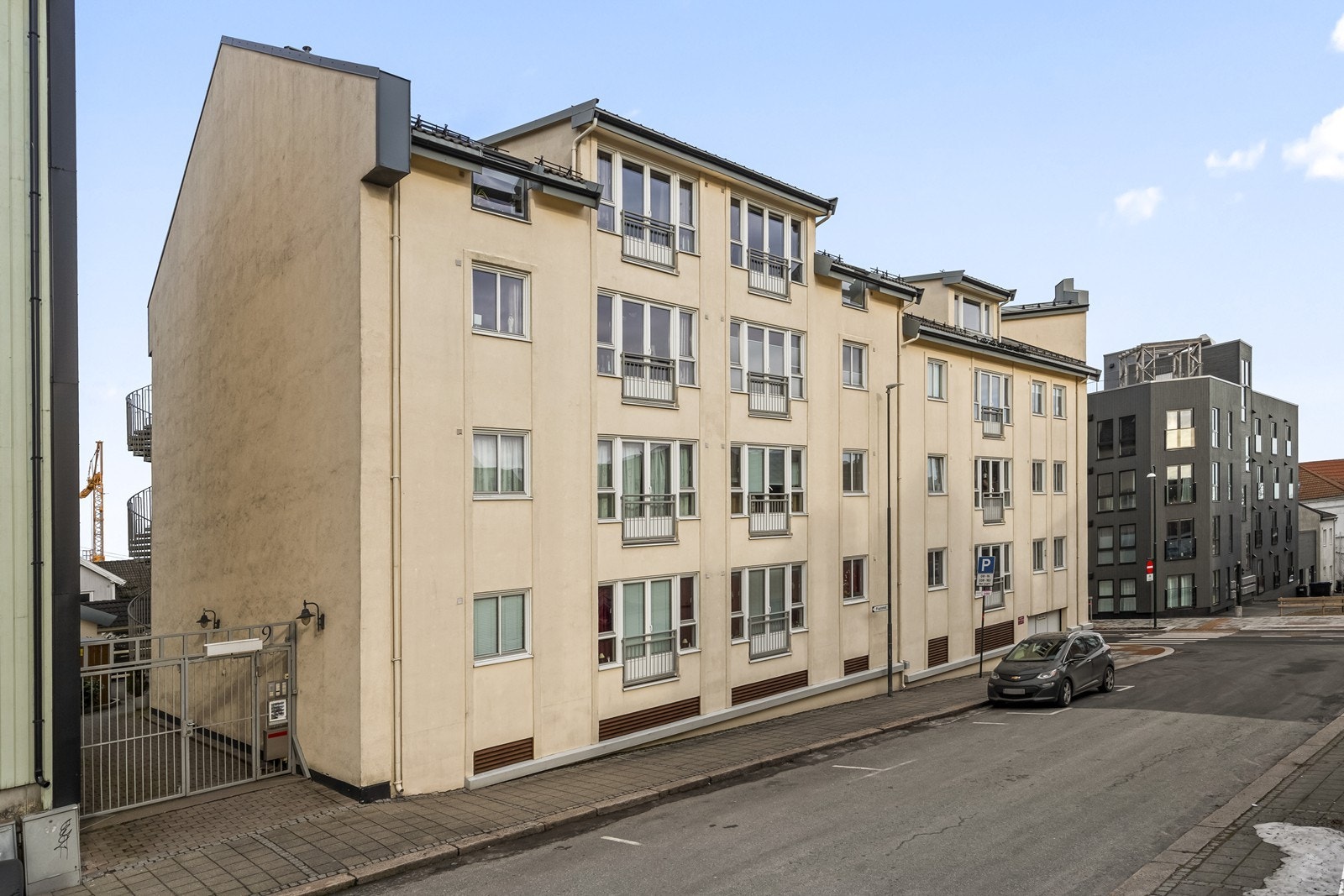 Bygget har fasader kledd med malte fasadeplater og beiset trepanel. Galleribilde