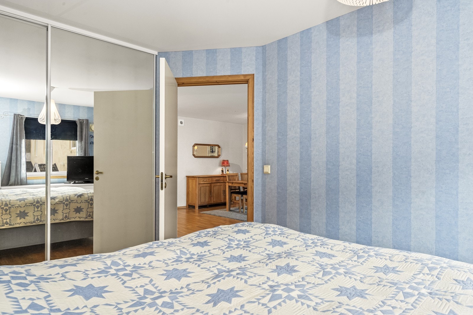 Rommet har god plass til både seng og garderobeløsning. Galleribilde