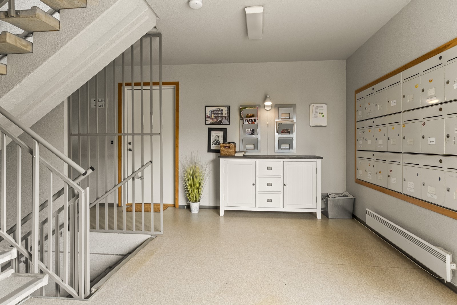 Felles inngangsparti og trappeoppgang. Det er personheis i bygget. Galleribilde