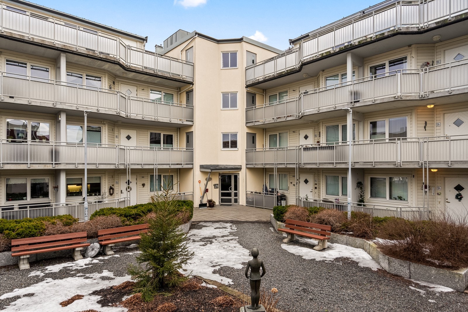 Fra det felles gårdsrommet er det adkomst til leilighetene. Galleribilde