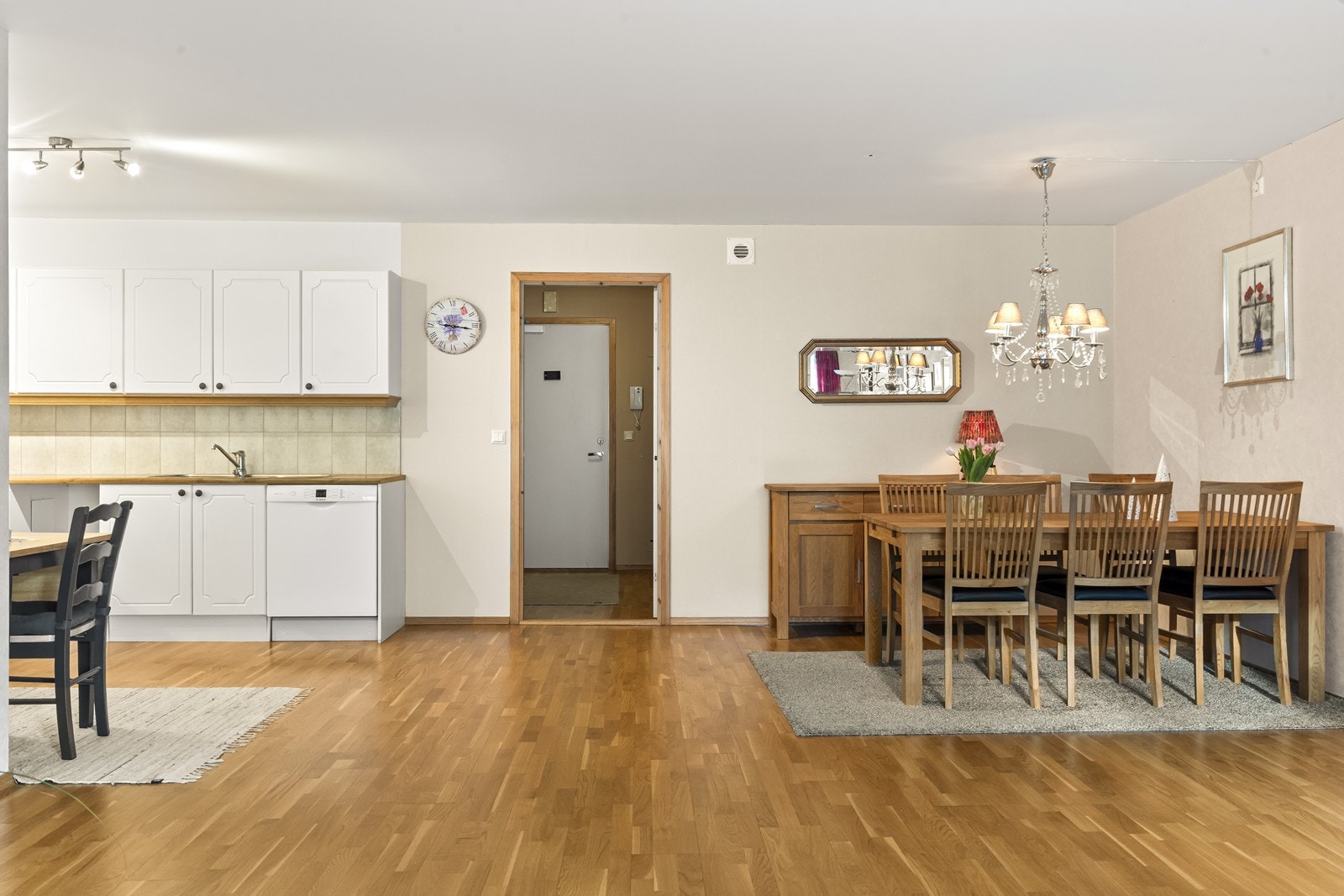 Kjøkkenet har godt med skapplass og en kjøkkenventilator med avtrekk ut. Galleribilde