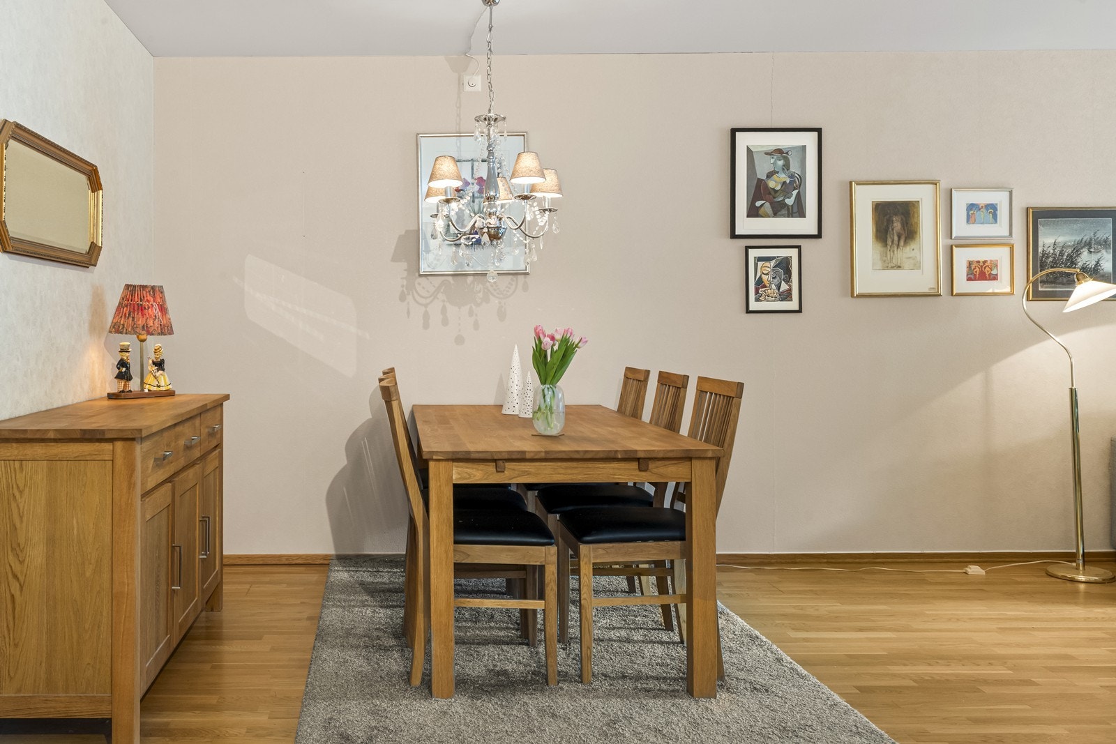 Stuen har god plass til både sofagruppe og en egen spisesone. Galleribilde