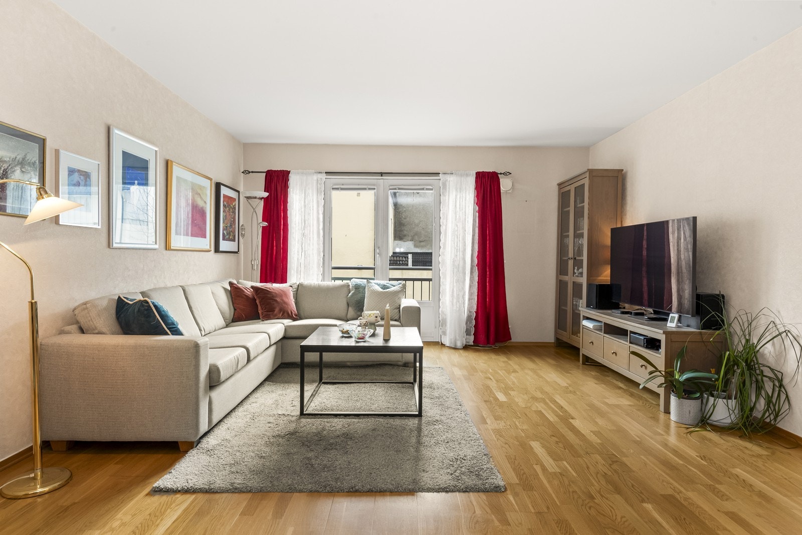 Fra stuen gir en tofløyet dør ut til fransk balkong. Rikelig med lysinnslipp. Galleribilde