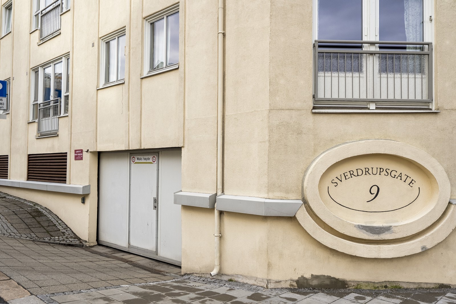 Innkjørsel til felles garasjekjeller med fjernstyrt port. Galleribilde