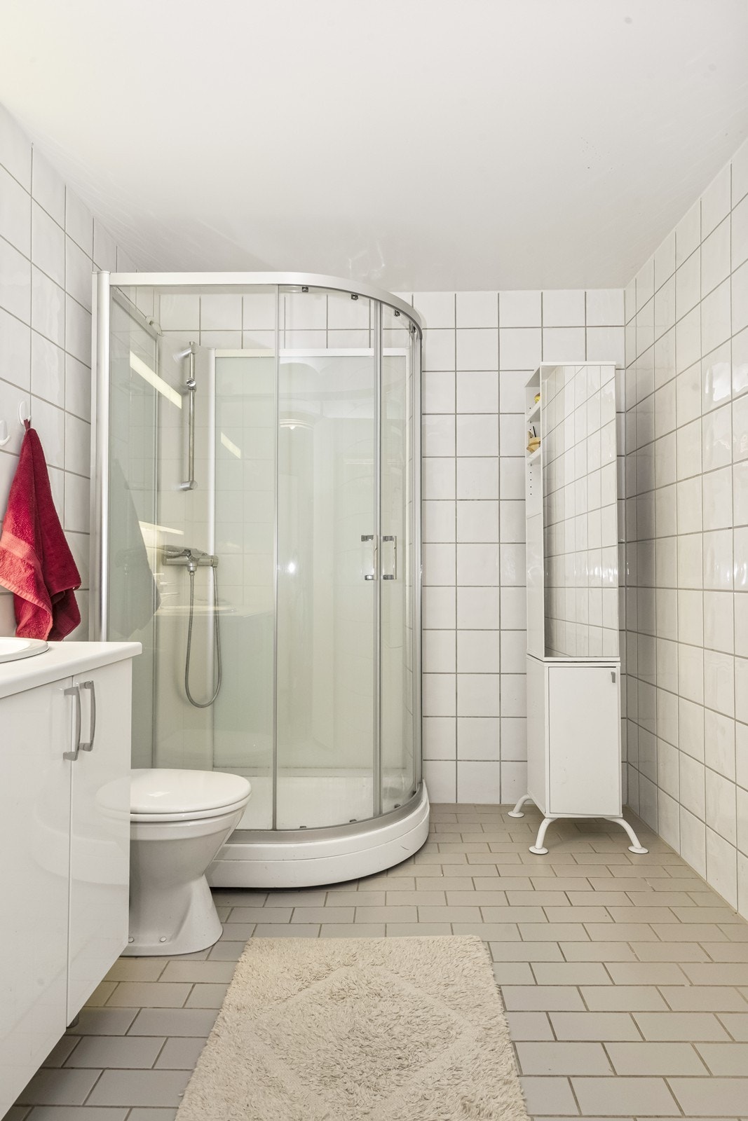 Rommet er utstyrt med dusjkabinett og har mekanisk avtrekk som sikrer et godt inneklima. Galleribilde