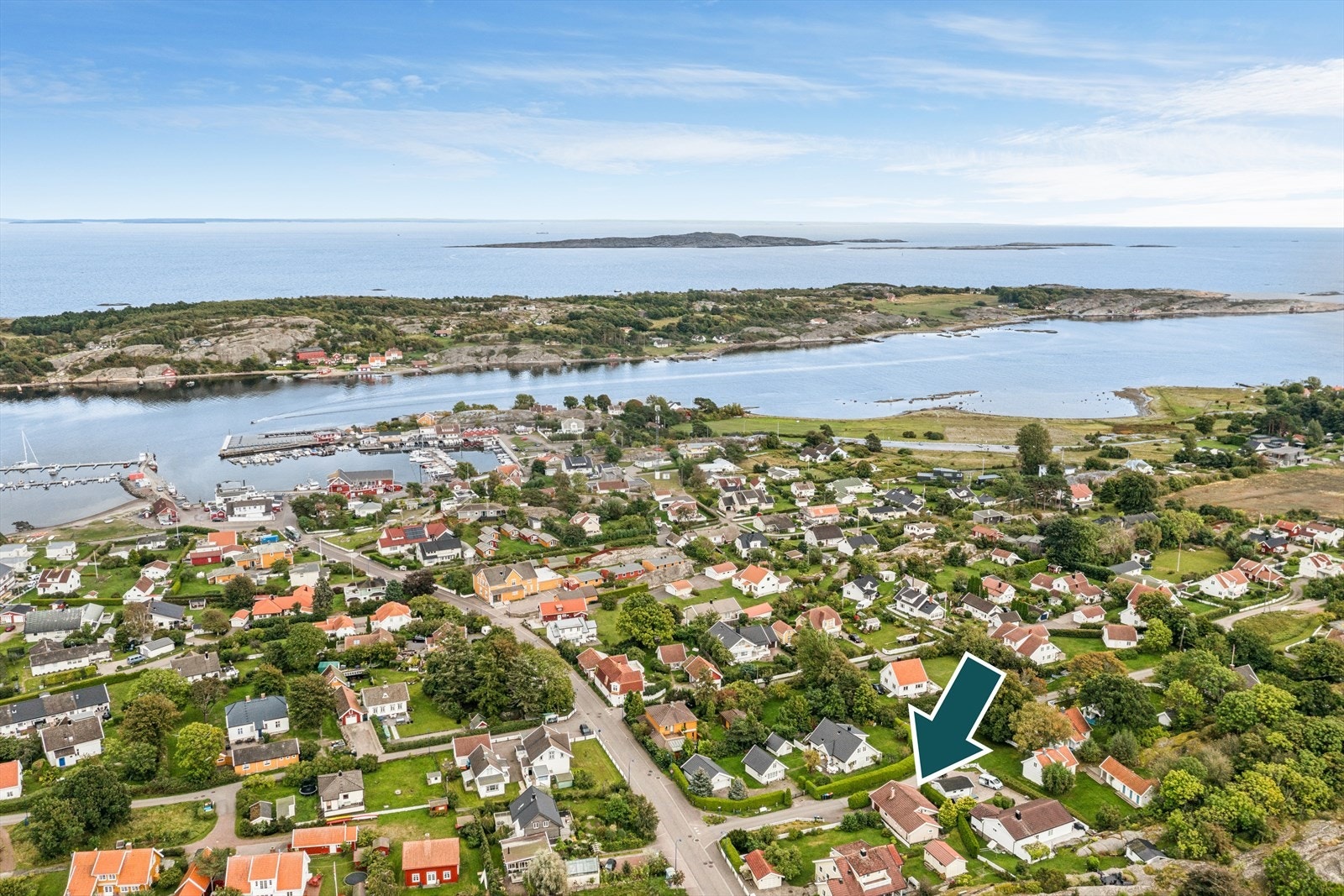 Attraktiv beliggenhet med kort vei til Sandøsund - et sjarmerende kystområde med båtliv, badestrender, spisesteder og vakre turområder. Her bor du i et stille og hyggelig nabolag med sjøen som nærmeste nabo. Galleribilde