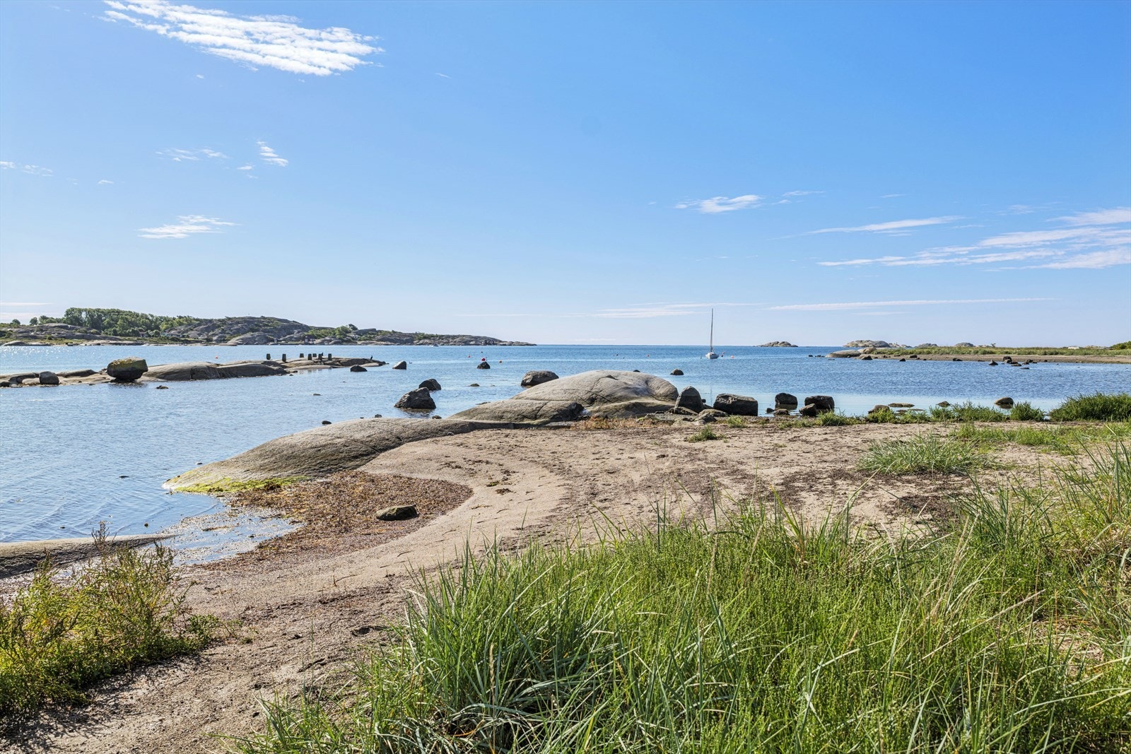 I umiddelbar nærhet finnes det flere flotte natur- og badeområder, hvor du kan nyte sol, svaberg og sjøliv. Galleribilde