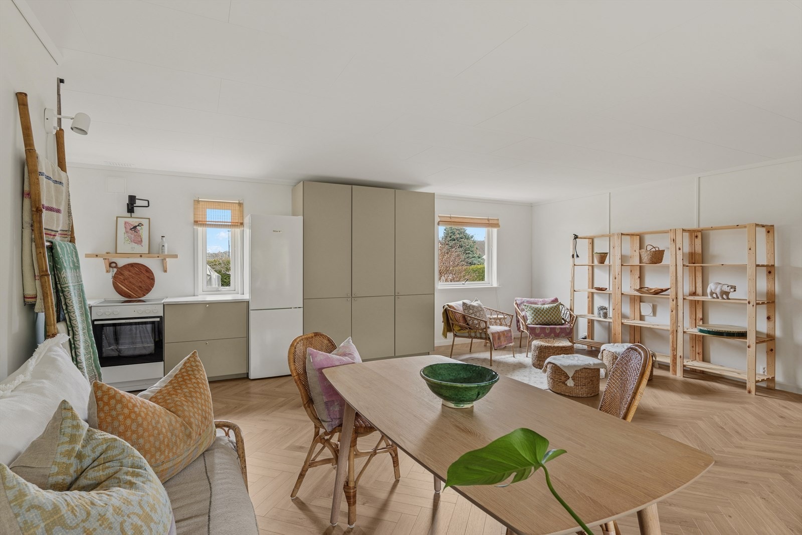 Lys og romslig sone med åpen planløsning, gir fleksible møbleringsmuligheter. Galleribilde