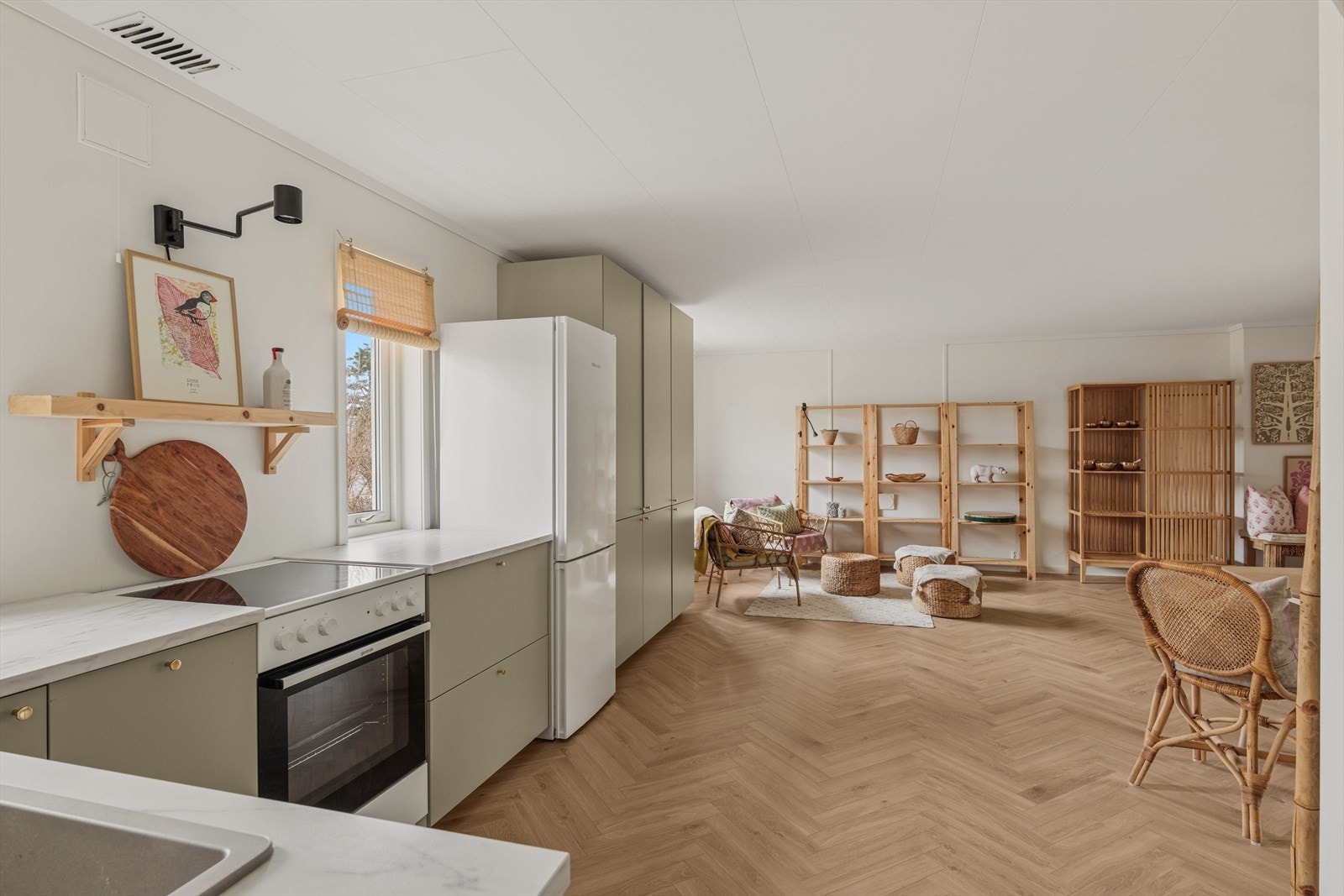 Delikat kjøkken med ny innredning, gode skap- og benkeplasser. Vinduer på begge sider gir rikelig dagslys og gjør kjøkkenet til en lys og hyggelig arbeidsplass. Galleribilde