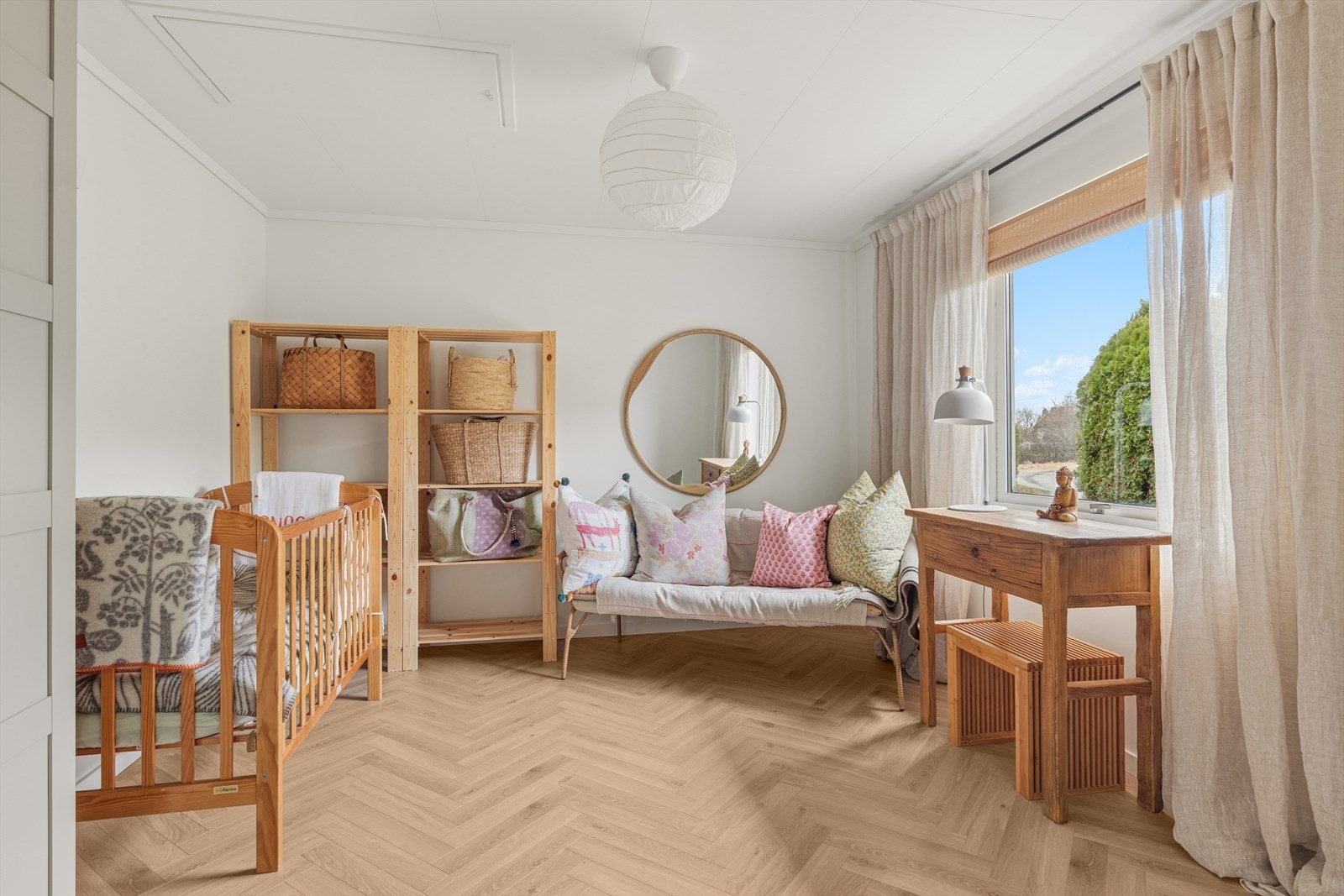 Boligen har to gode soverom, som er lyse og delikate. På begge rommene er det fleksible innredningsmuligheter. Det ene soverommet er ikke søkt omdisponert. Galleribilde