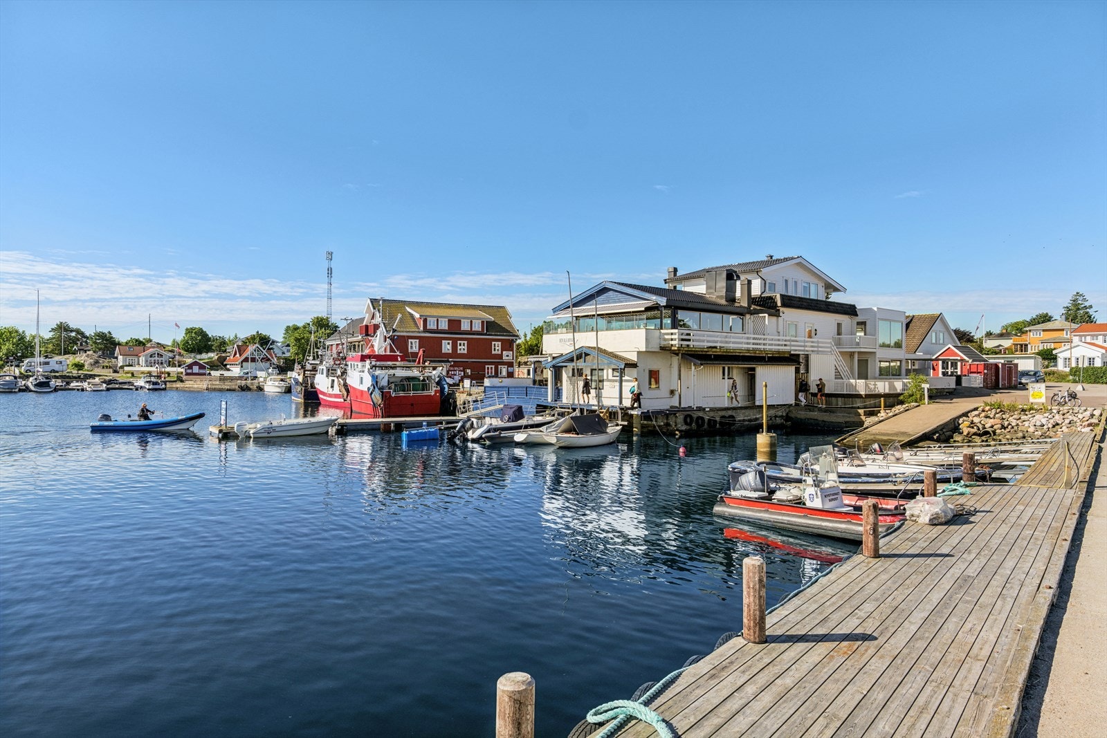 I Sandøsund møter du en livlig og hyggelig atmosfære - et levende kystmiljø med fiskemottak, spisesteder og vakker natur rett rundt hjørnet. Galleribilde