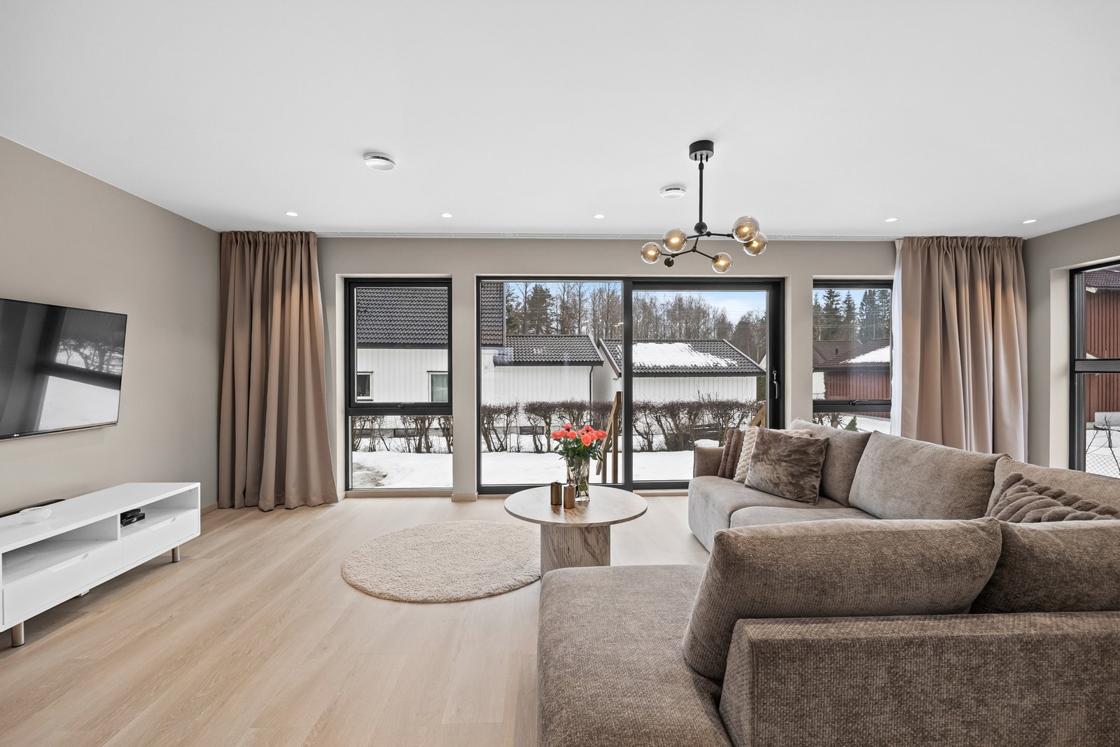 De store vinduene og terrassedøren slipper godt inn med lys på dagen. Galleribilde