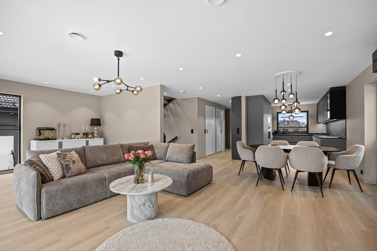 Resterende del av stuen er møblert med sofa, stue-bord, TV-møbler og skjenk. Galleribilde