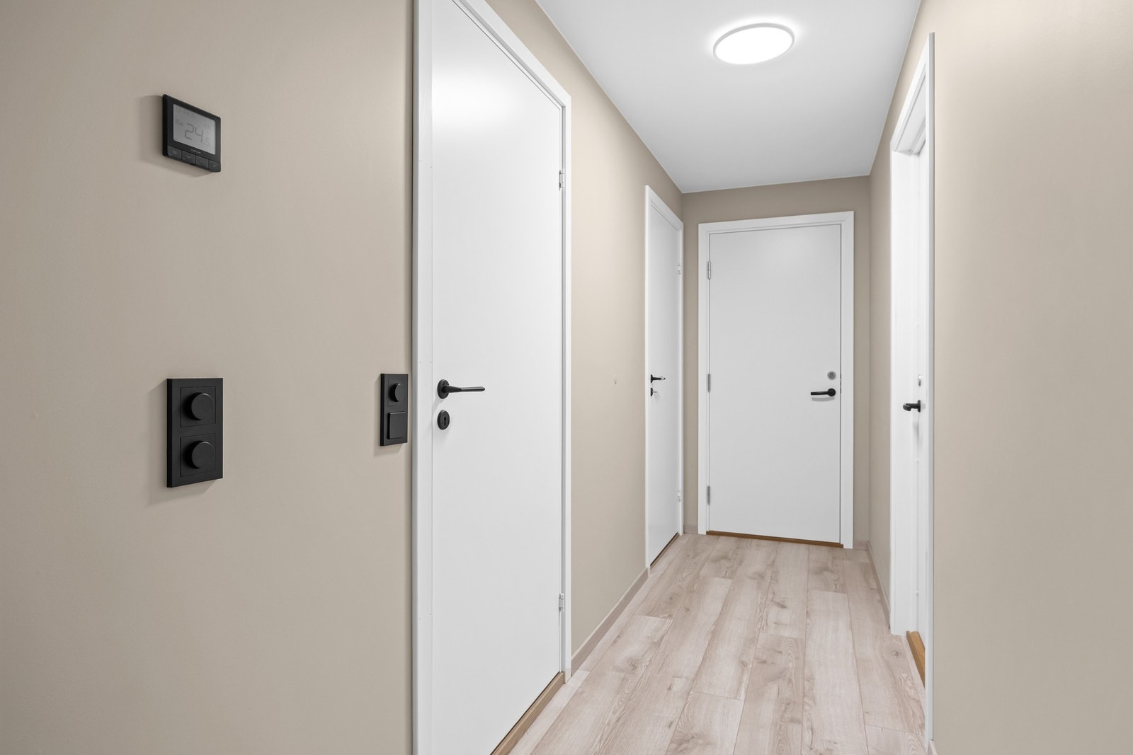 For øvrig er det trapper ned fra husets første etasje og ned til kjelleren. Galleribilde