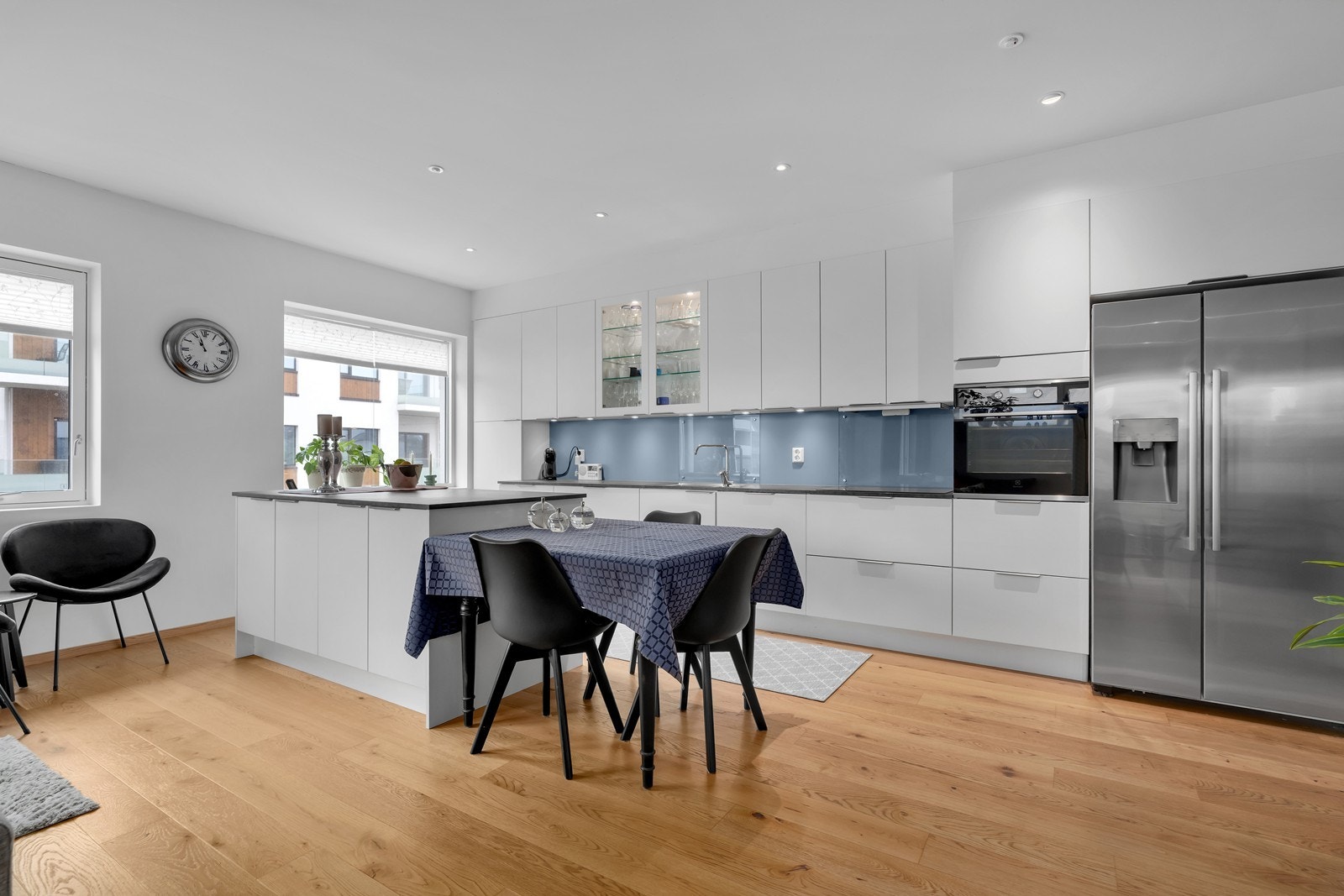 Stue og kjøkken ligger i åpen løsning som gir en luftig og sammenhengende opplevelse av oppholdsarealene. Galleribilde