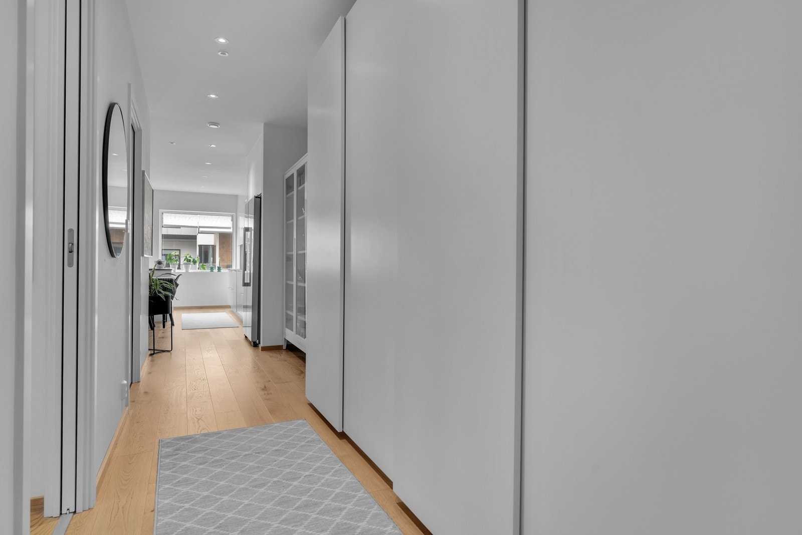 Fra entréen til stuen har gangen gode garderobeskap Galleribilde