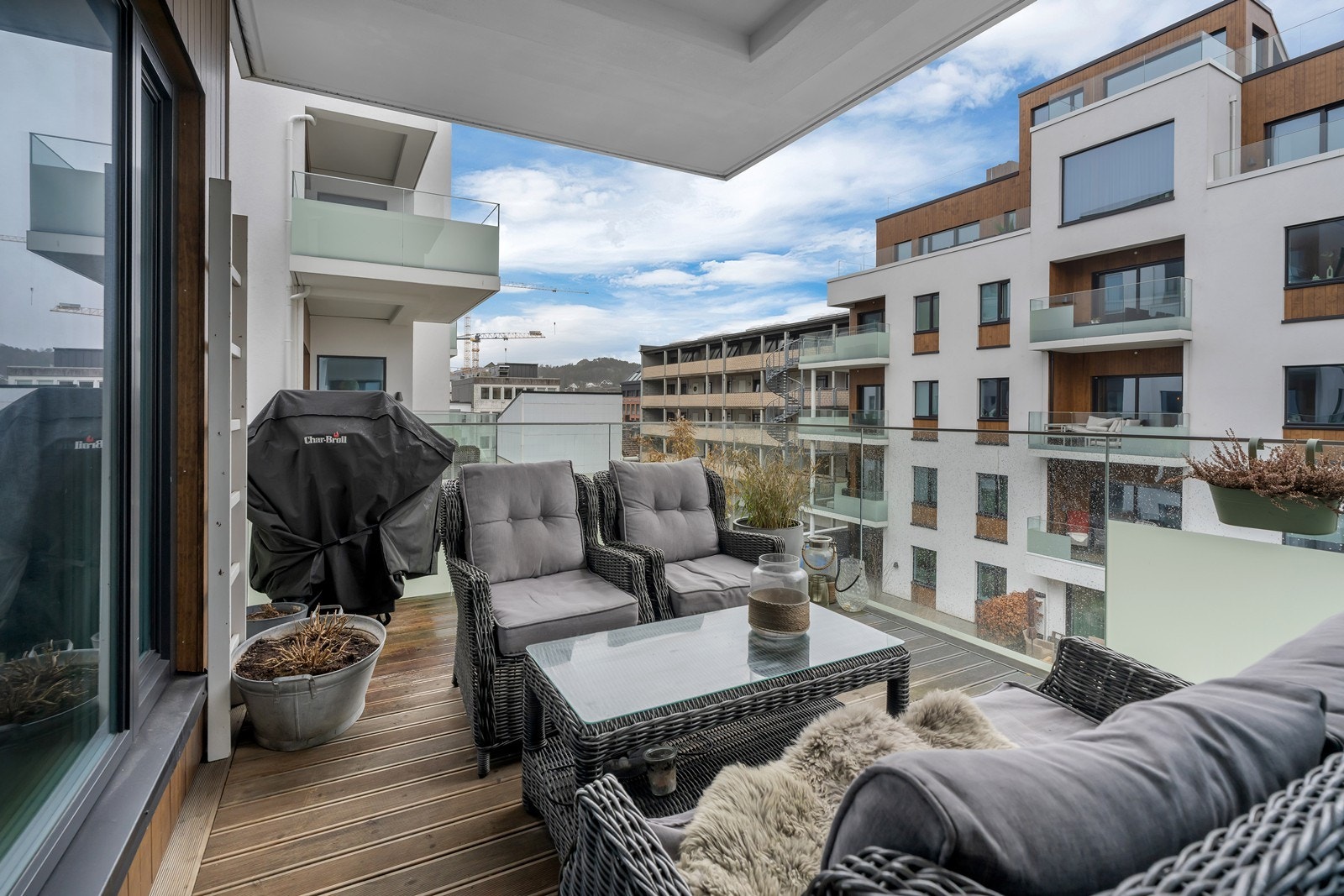 Balkongen har gode solforhold med ettermiddags- og kveldssol Galleribilde