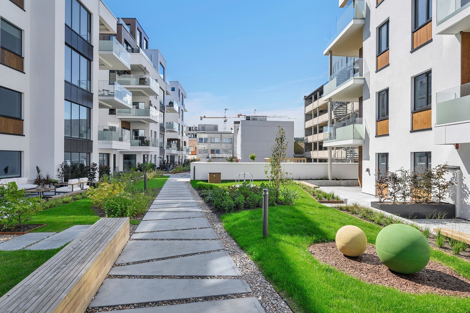 Sameiet har et felles uteområde i 2. etasje som fungerer som en stille hageoase midt i byen, med beplantning og plass for utemøblering. Galleribilde