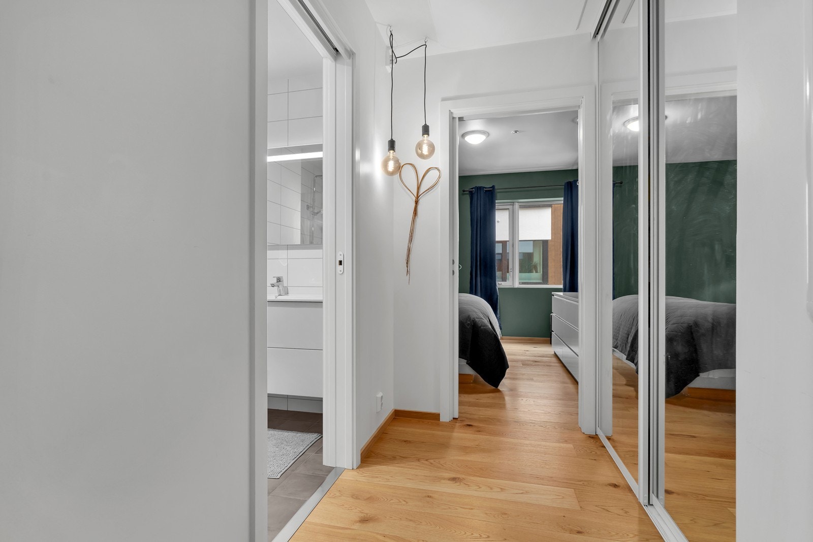 Hovedsoverommet ligger skjermet i egen del av leiligheten med tilknytning til ett av badene, noe som gir en praktisk og privat sone. Galleribilde