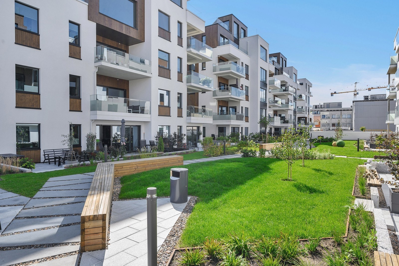 Med utgang fra 2.etg finner du sameiets nydelige hage Galleribilde