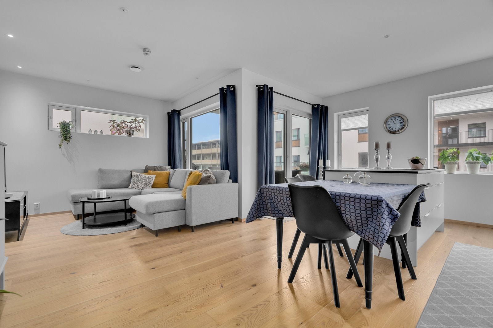 Store vindusflater gir gode lysforhold og bidrar til en lys og åpen atmosfære i leiligheten. Galleribilde