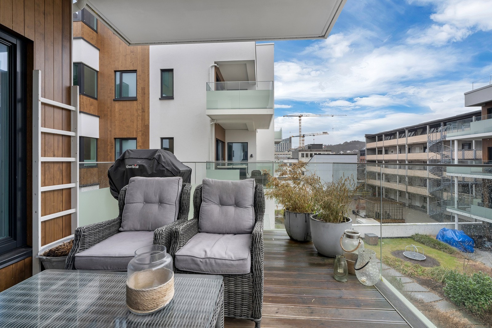 Balkongen vender inn mot sameiets bakgård Galleribilde