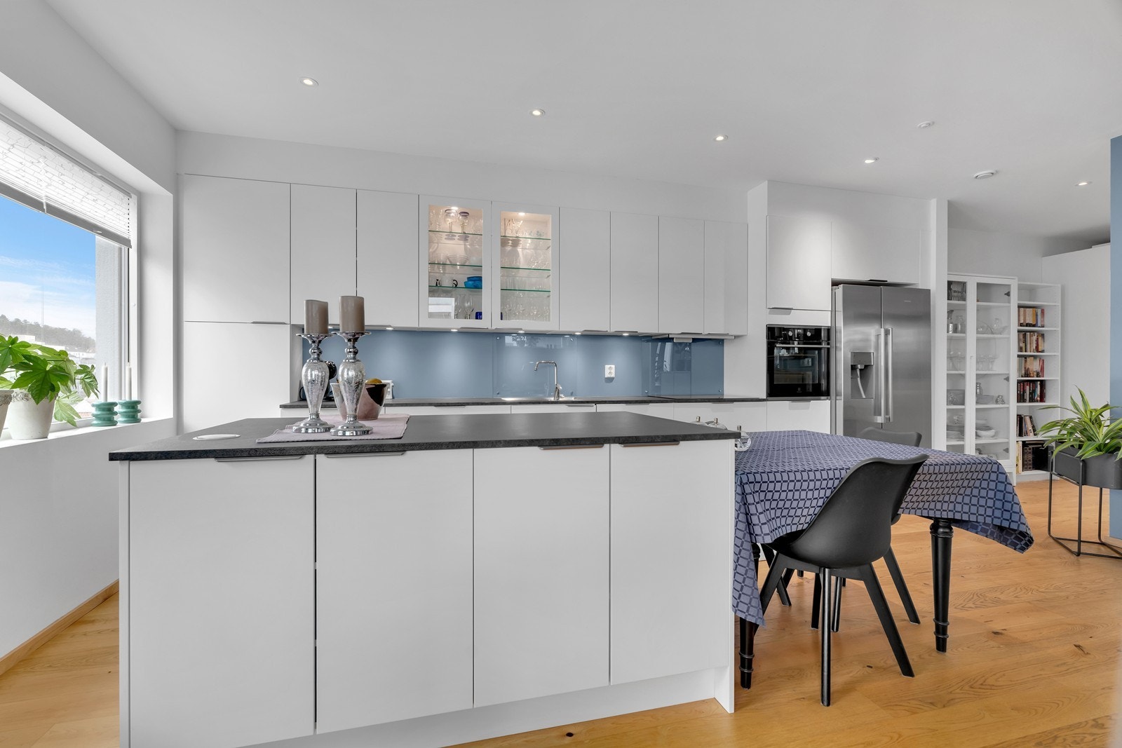 Pent kjøkken med gode arbeidsflater Galleribilde