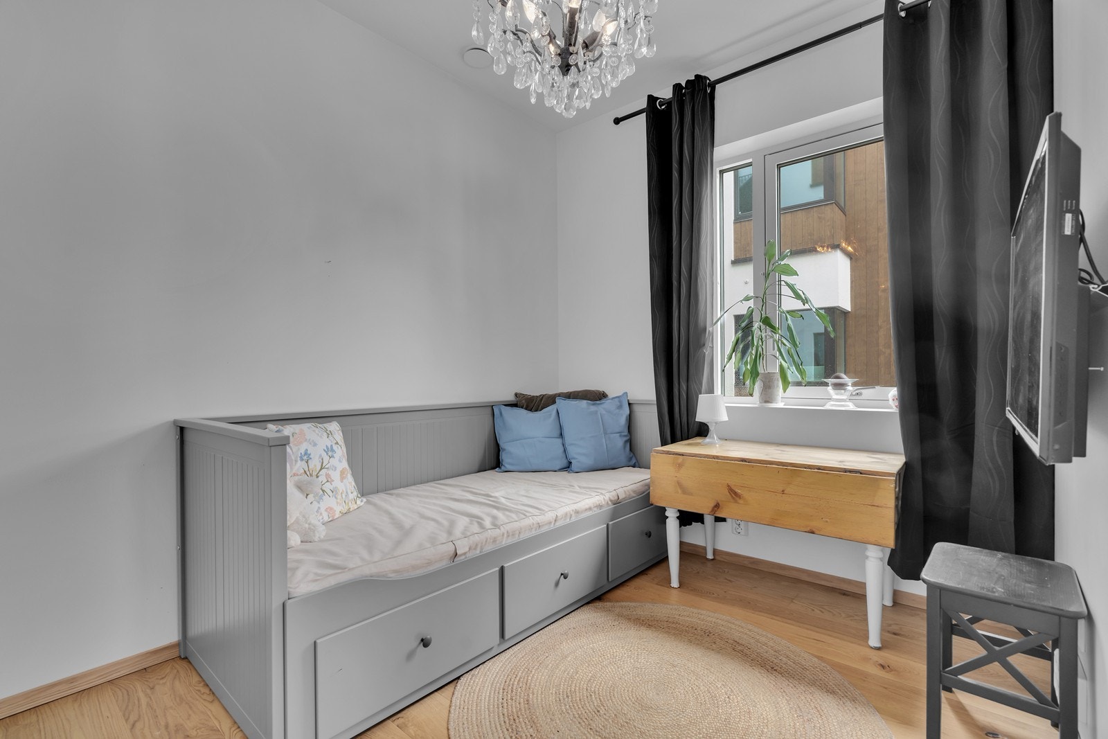 I tilknytning til stuen har leiligheten et praktisk gjesterom / soverom 2 Galleribilde